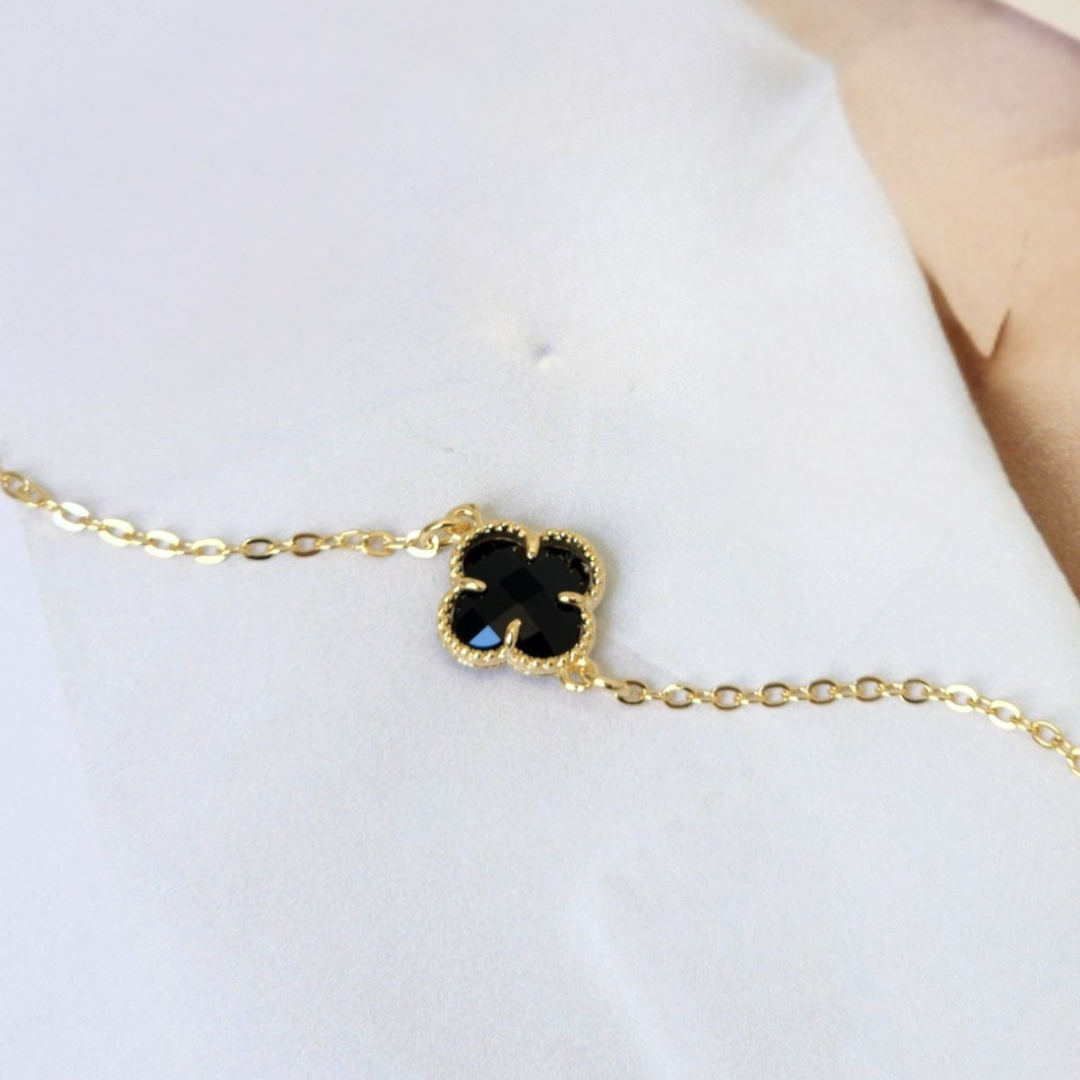 Pulseira Trevo Resinado Preto - Banho de Ouro 18k