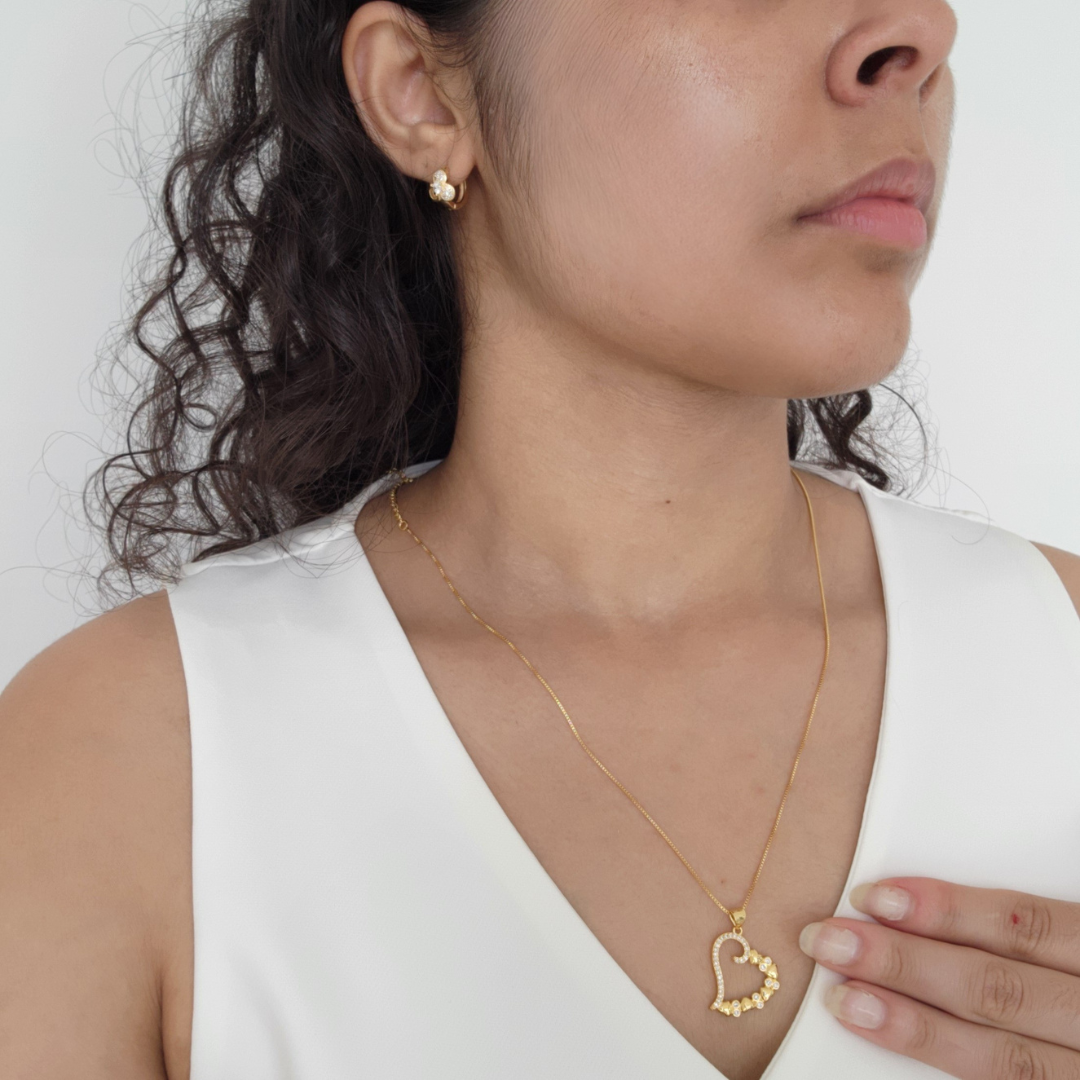 Kit Colar Coração Cravejado Detalhado + Brinco Argola Cravejada - Banho de Ouro 18k