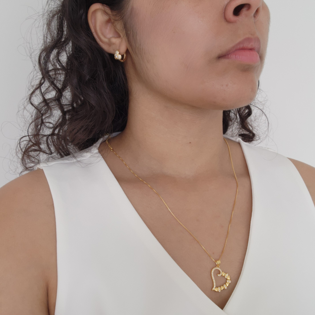 Kit Colar Coração Cravejado Detalhado + Brinco Argola Cravejada - Banho de Ouro 18k