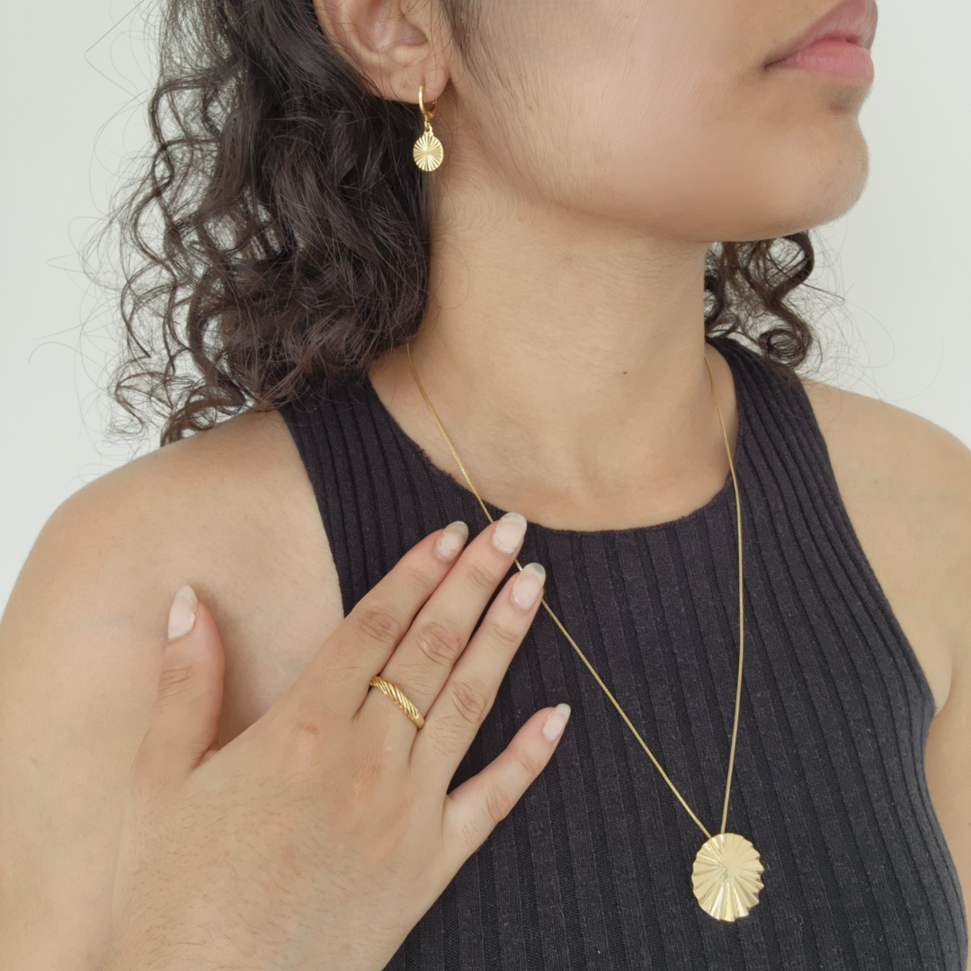 Kit Colar Orgânico + Brinco Argola Medalha Texturizada + Anel Croissant Regulável - Banho de Ouro 18k