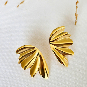 Brinco Metade Flor Metalizada - Banho de Ouro 18k