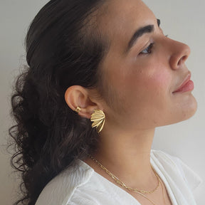 Brinco Metade Flor Metalizada - Banho de Ouro 18k