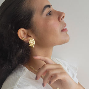 Brinco Metade Flor Metalizada - Banho de Ouro 18k