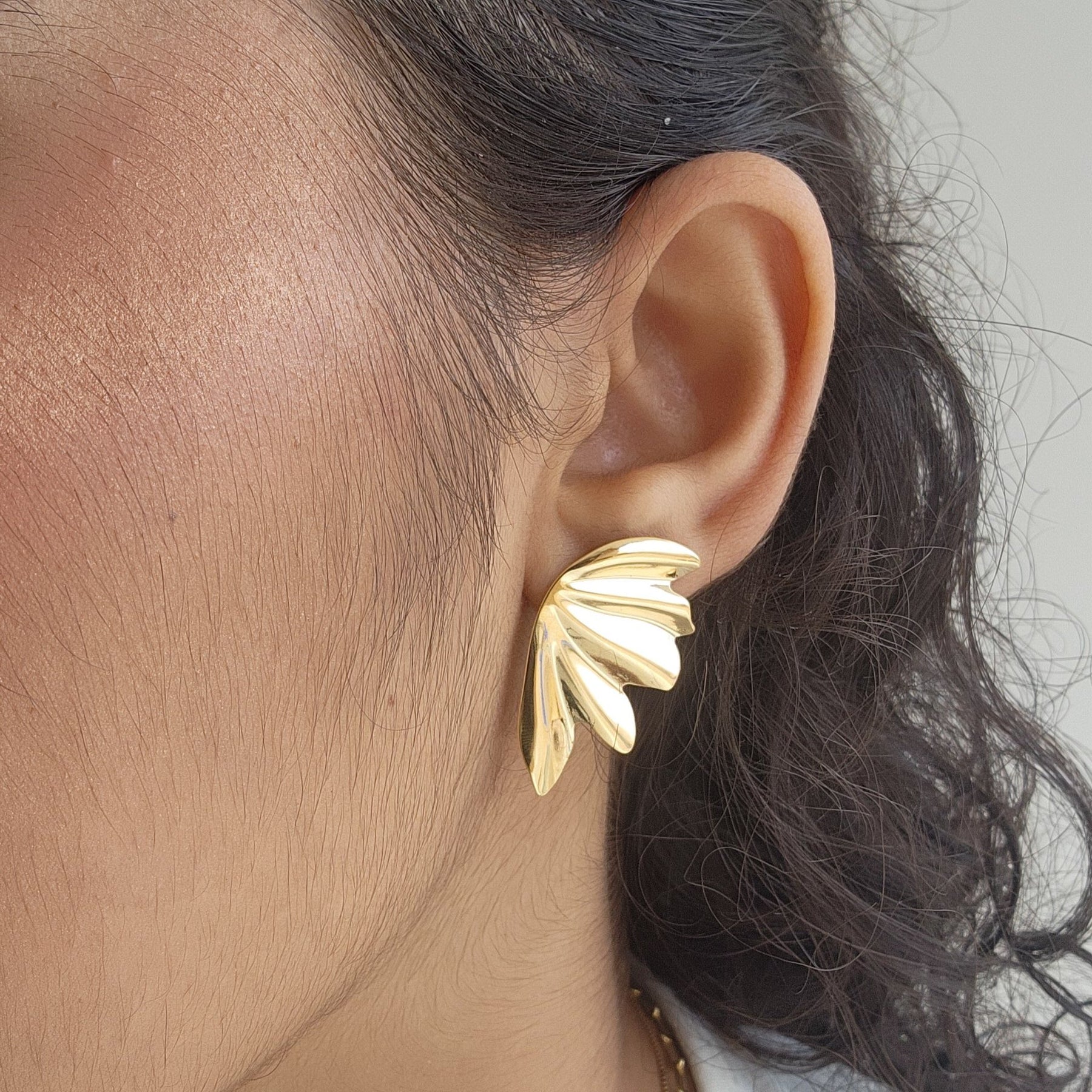 Brinco Metade Flor Metalizada - Banho de Ouro 18k