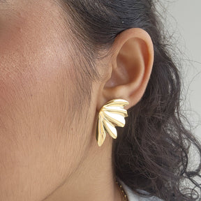 Brinco Metade Flor Metalizada - Banho de Ouro 18k