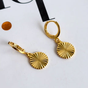 Brinco Argola Medalha Riscada - Banho de Ouro 18k