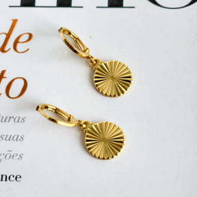 Brinco Argola Medalha Riscada - Banho de Ouro 18k