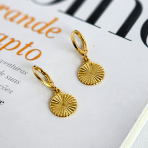 Brinco Argola Medalha Riscada - Banho de Ouro 18k