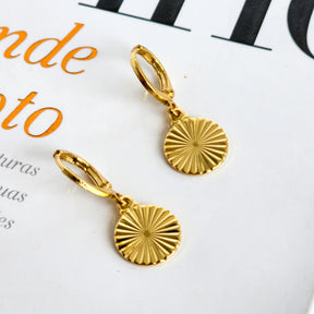 Brinco Argola Medalha Riscada - Banho de Ouro 18k