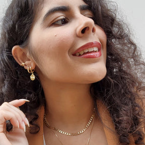 Brinco Argola Medalha Riscada - Banho de Ouro 18k