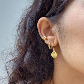 Brinco Argola Medalha Riscada - Banho de Ouro 18k