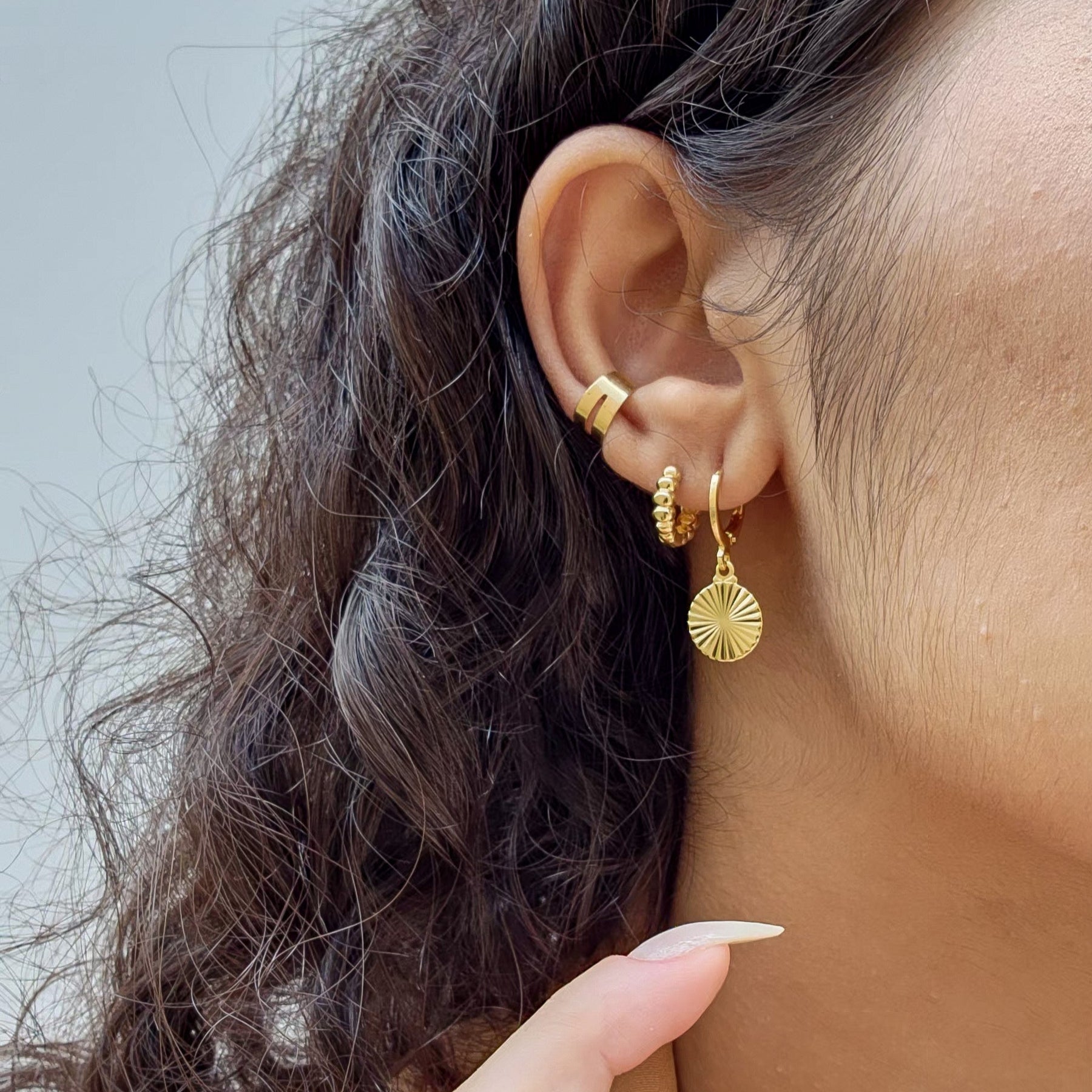 Brinco Argola Medalha Riscada - Banho de Ouro 18k