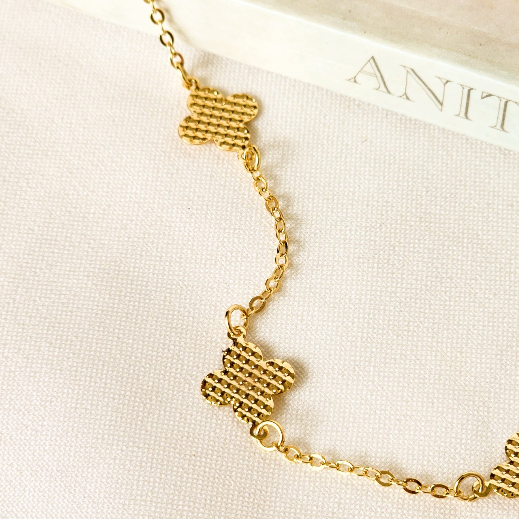 Pulseira Trevo Texturizada - Banho de Ouro 18k