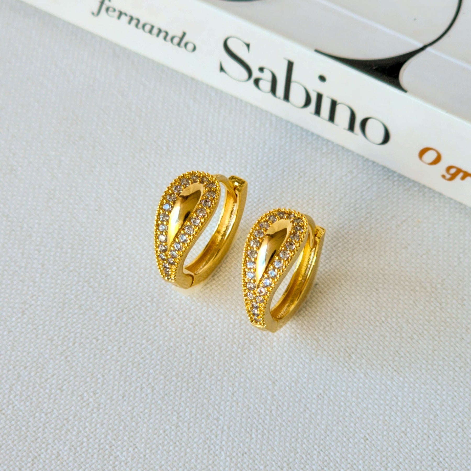 Brinco Argola Click Lisa com Bordas Cravejadas em Zircônia – Banho de Ouro 18k