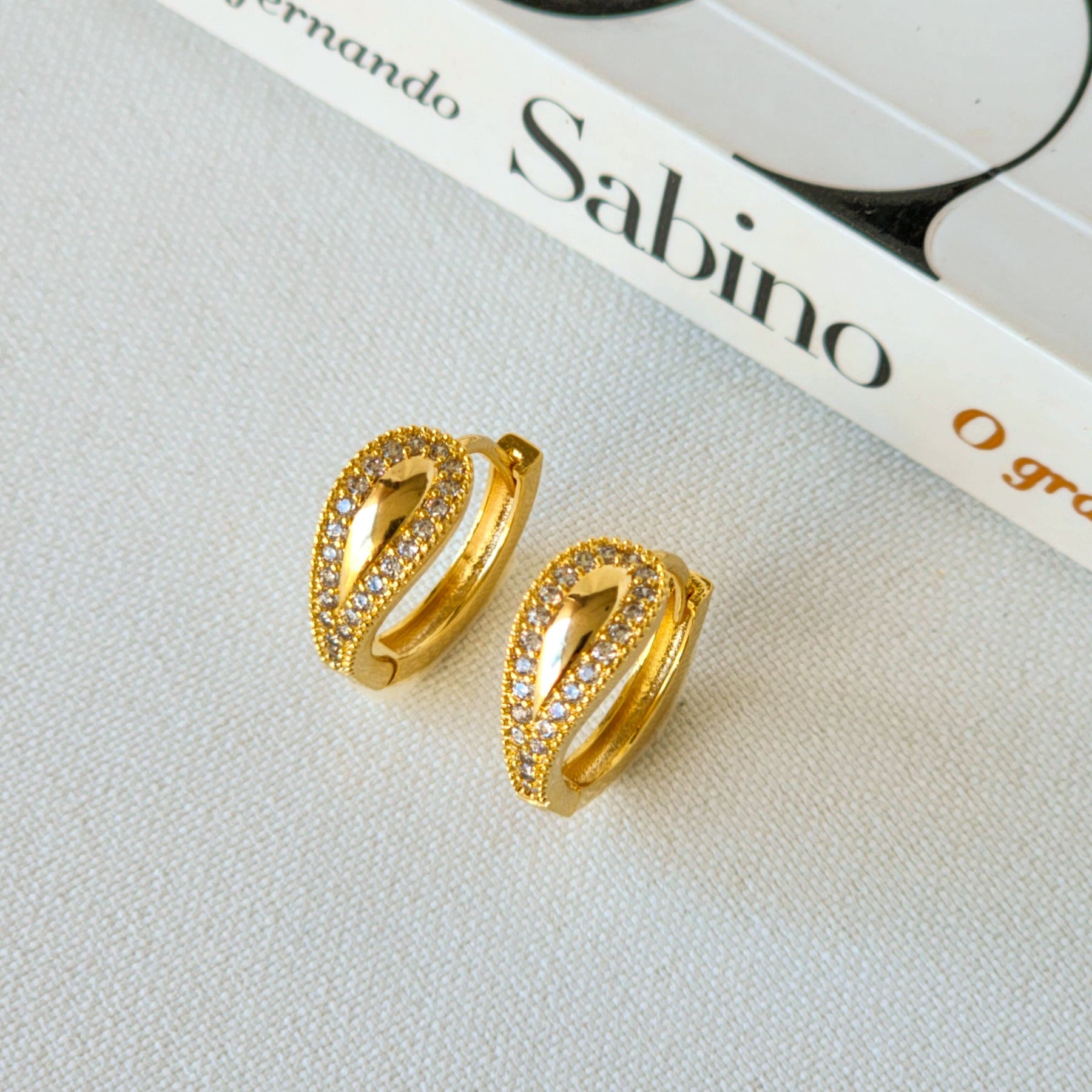 Brinco Argola Click Lisa com Bordas Cravejadas em Zircônia – Banho de Ouro 18k