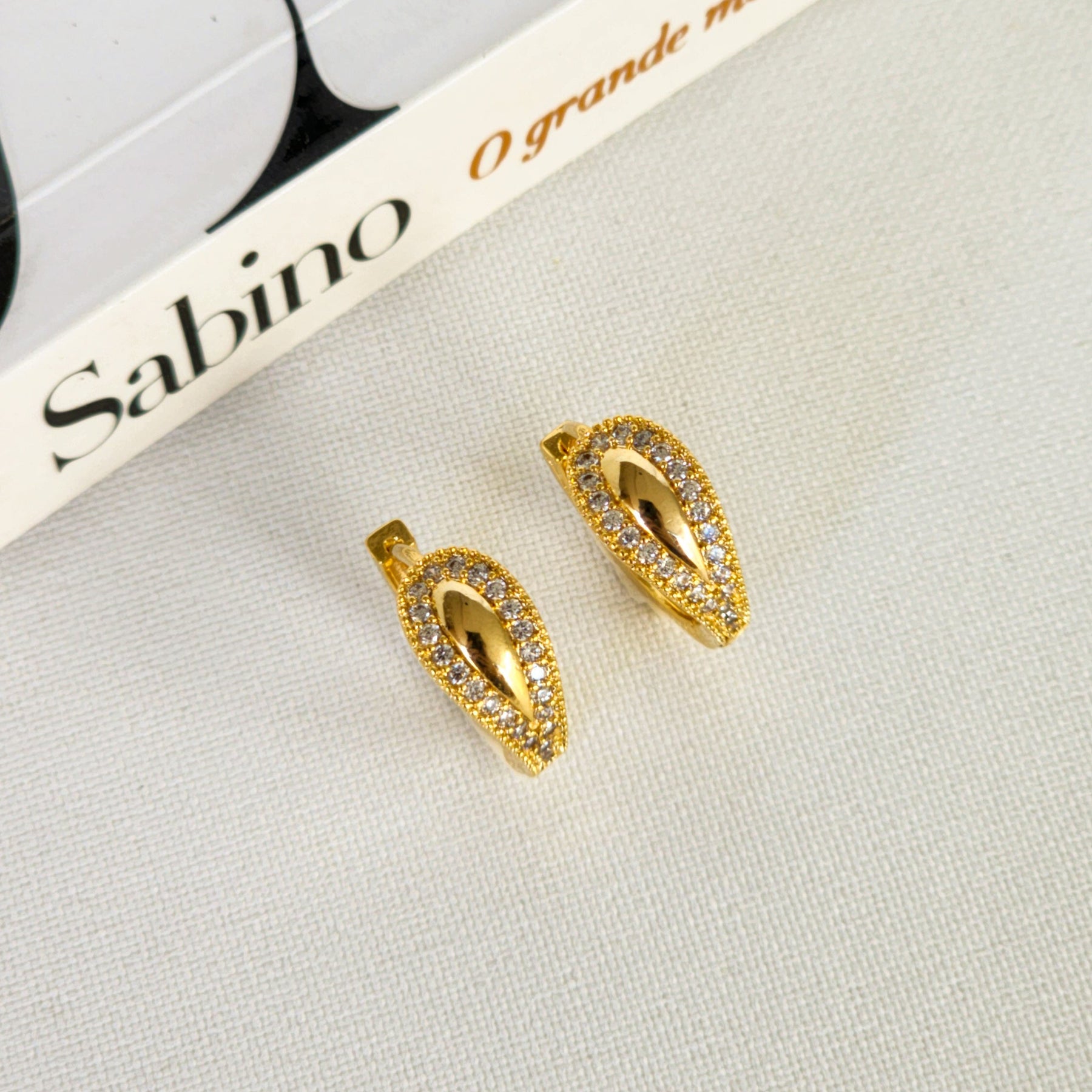 Brinco Argola Click Lisa com Bordas Cravejadas em Zircônia – Banho de Ouro 18k