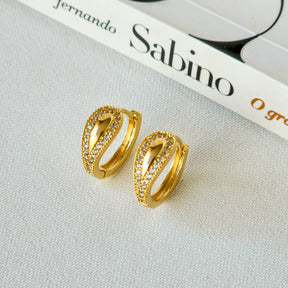 Brinco Argola Click Lisa com Bordas Cravejadas em Zircônia – Banho de Ouro 18k