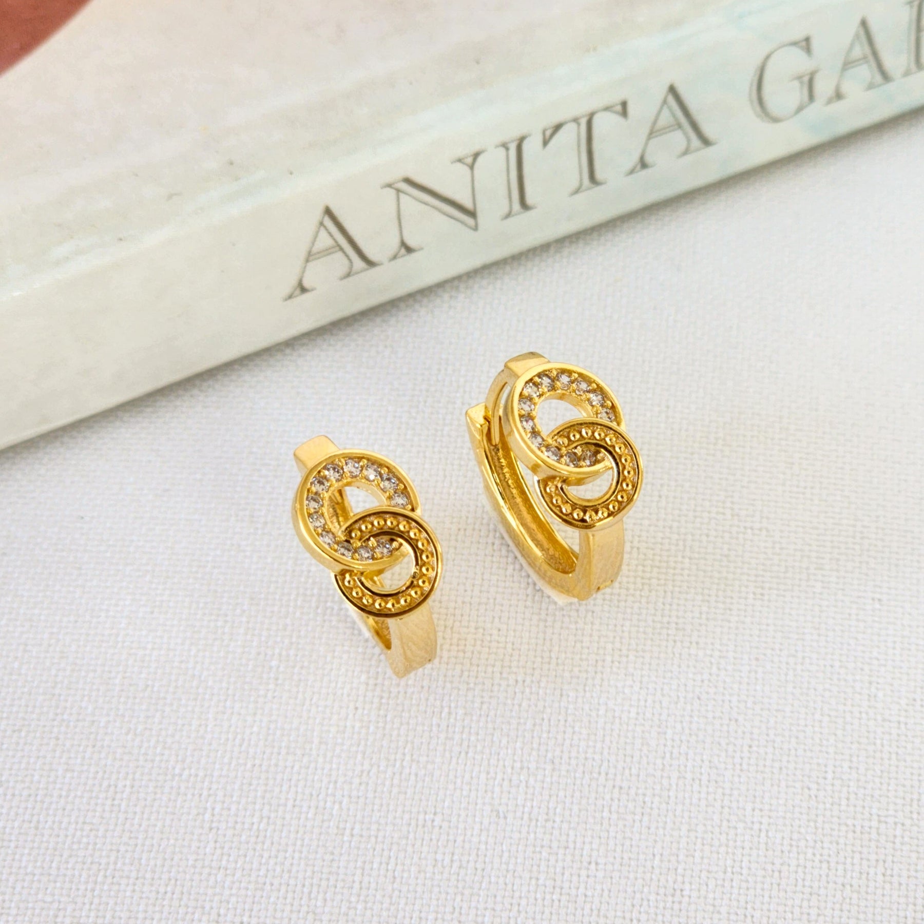 Brinco Argola Click Nó Cravejado em Zircônia – Banho de Ouro 18k