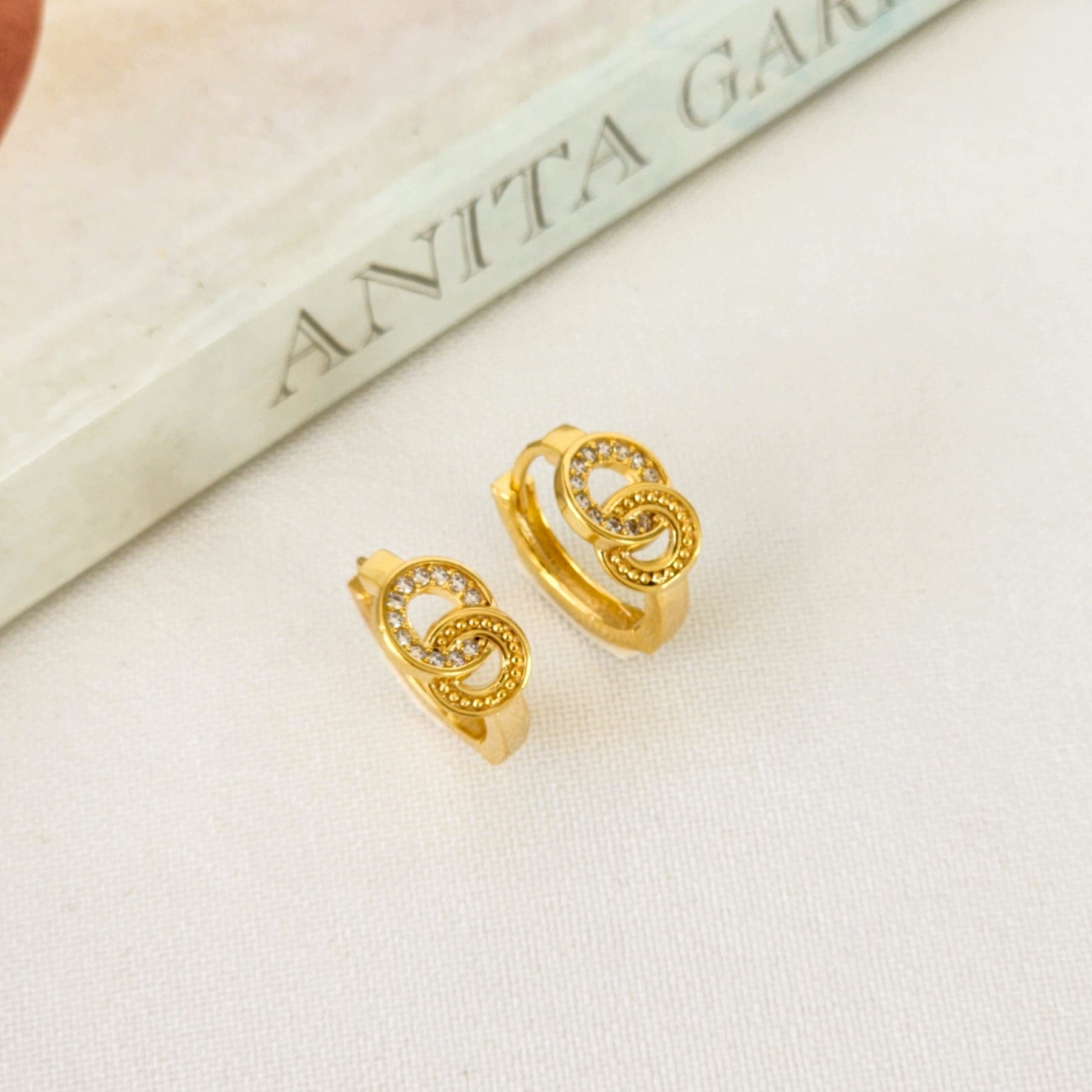 Brinco Argola Click Nó Cravejado em Zircônia – Banho de Ouro 18k