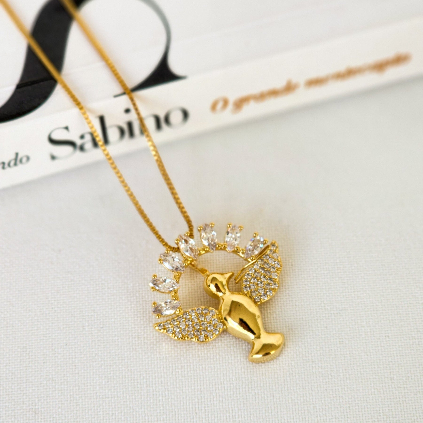 Colar Espírito Santo Pomba da Paz Cravejado - Banho de Ouro 18k