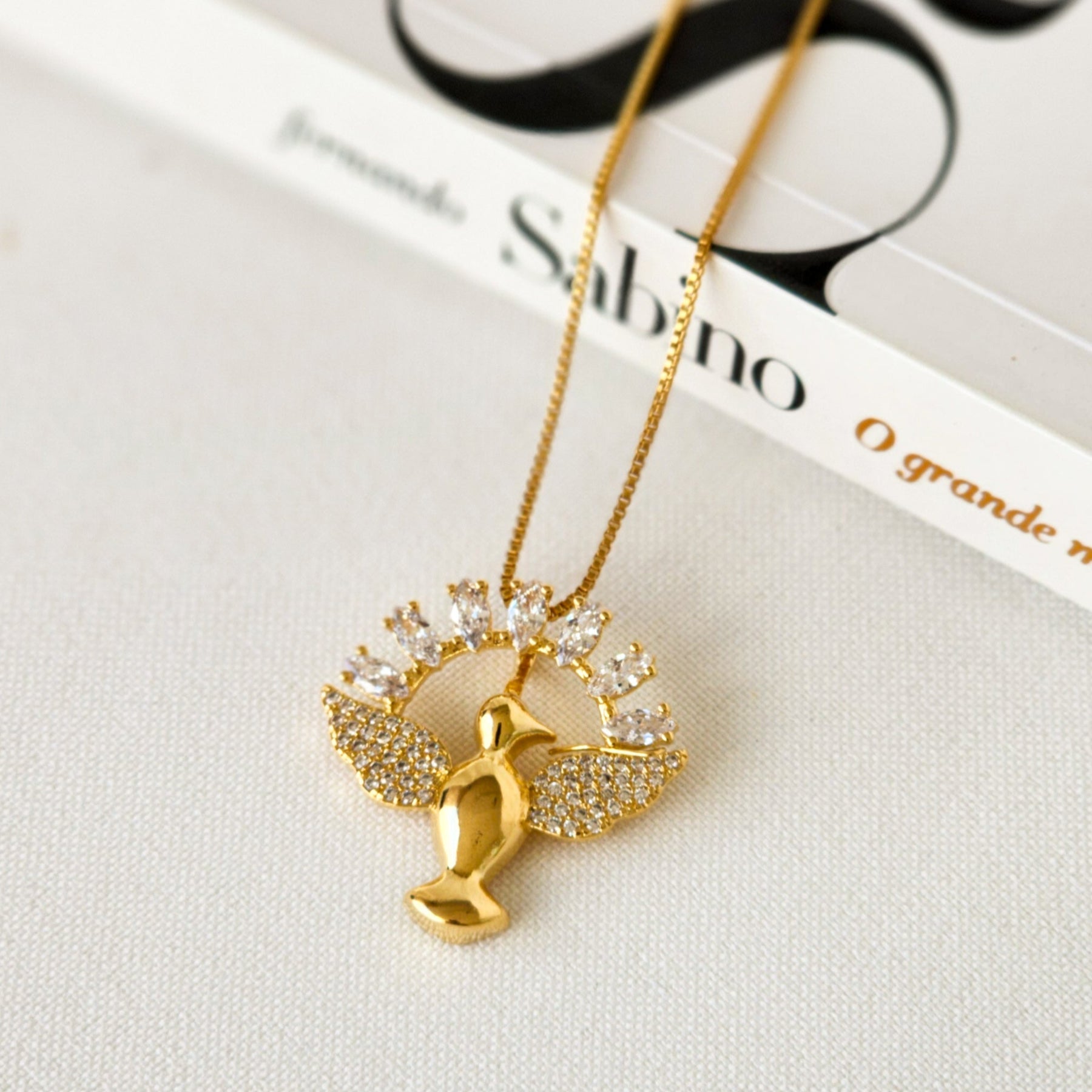 Colar Espírito Santo Pomba da Paz Cravejado - Banho de Ouro 18k