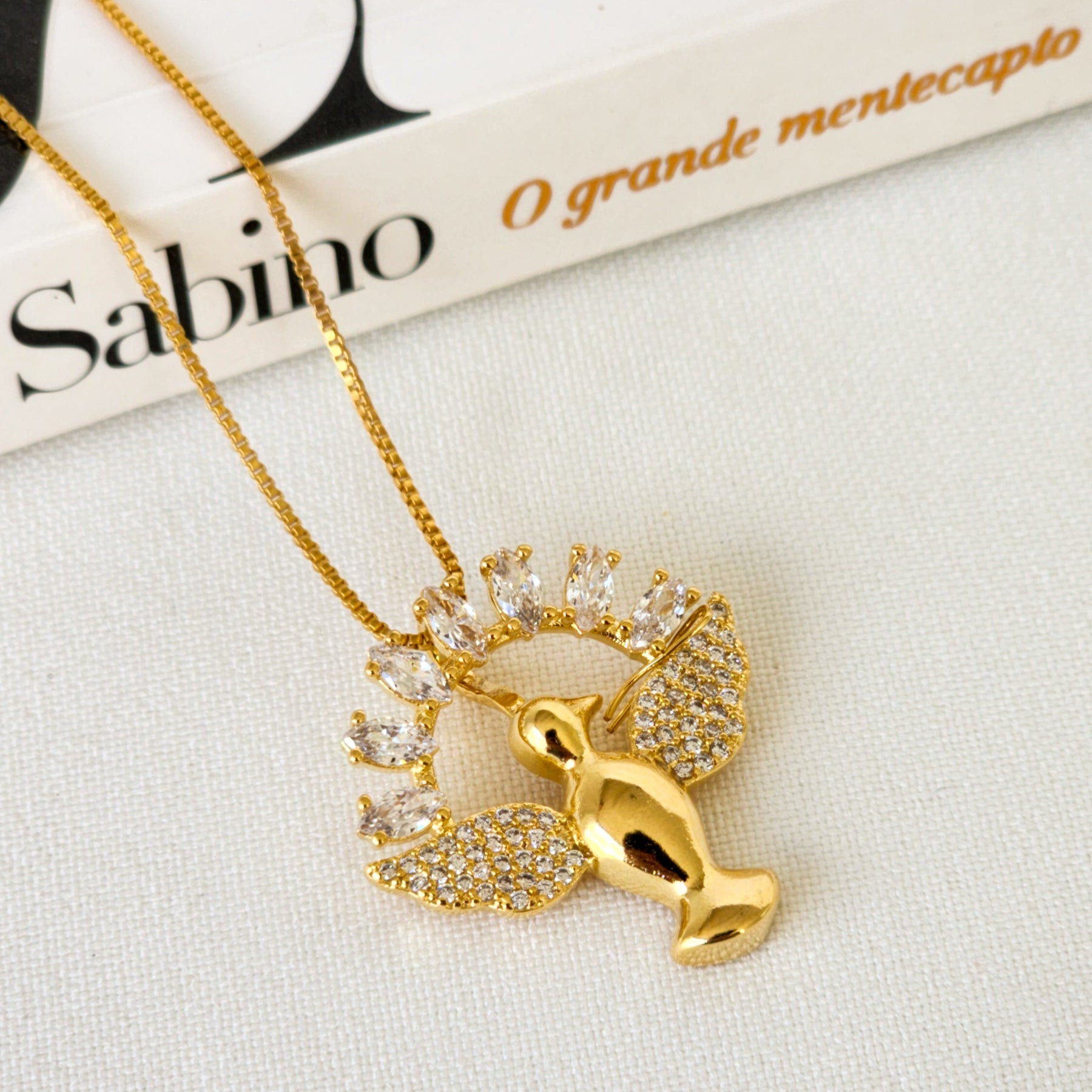 Colar Espírito Santo Pomba da Paz Cravejado - Banho de Ouro 18k