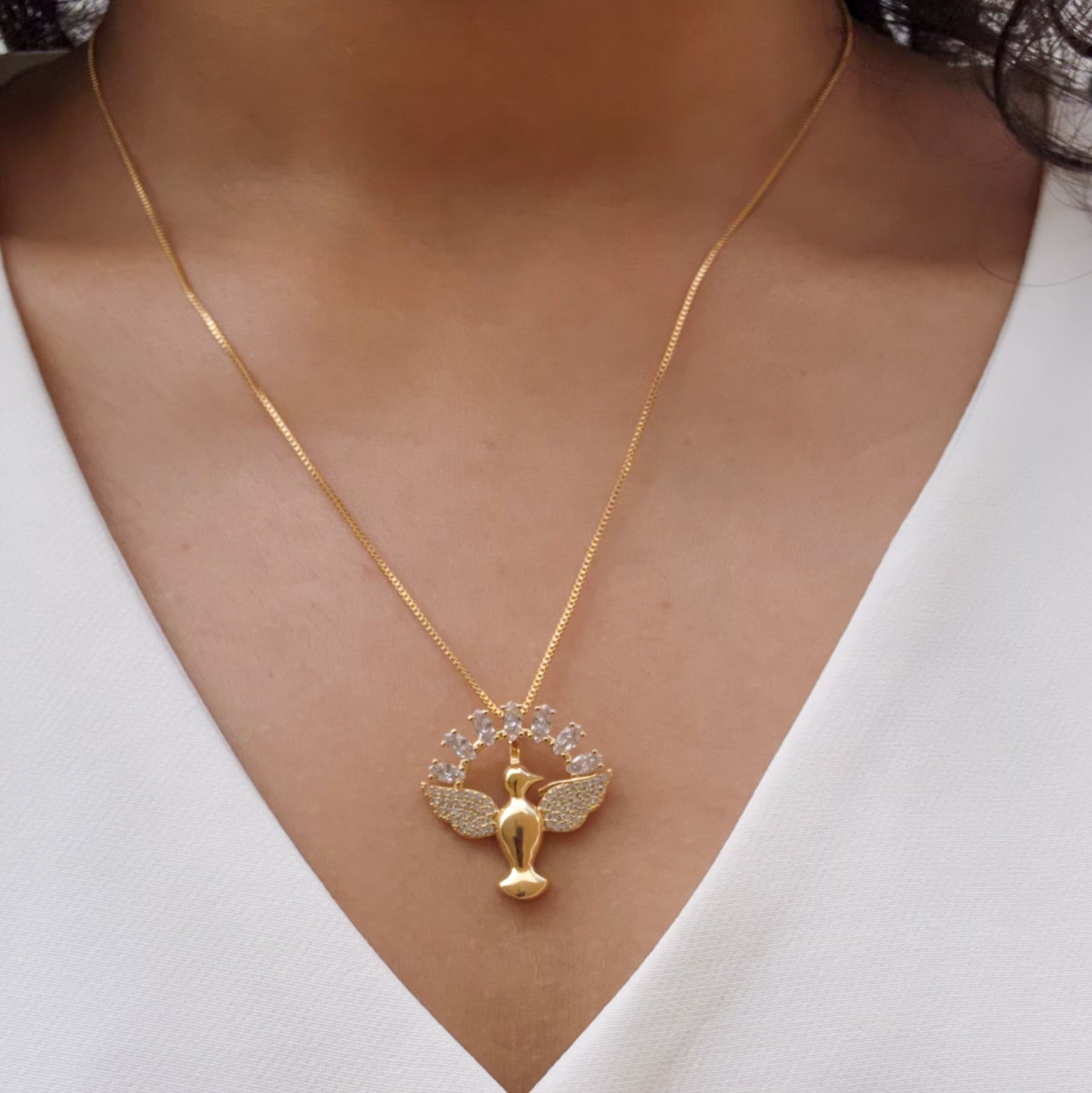 Colar Espírito Santo Pomba da Paz Cravejado - Banho de Ouro 18k