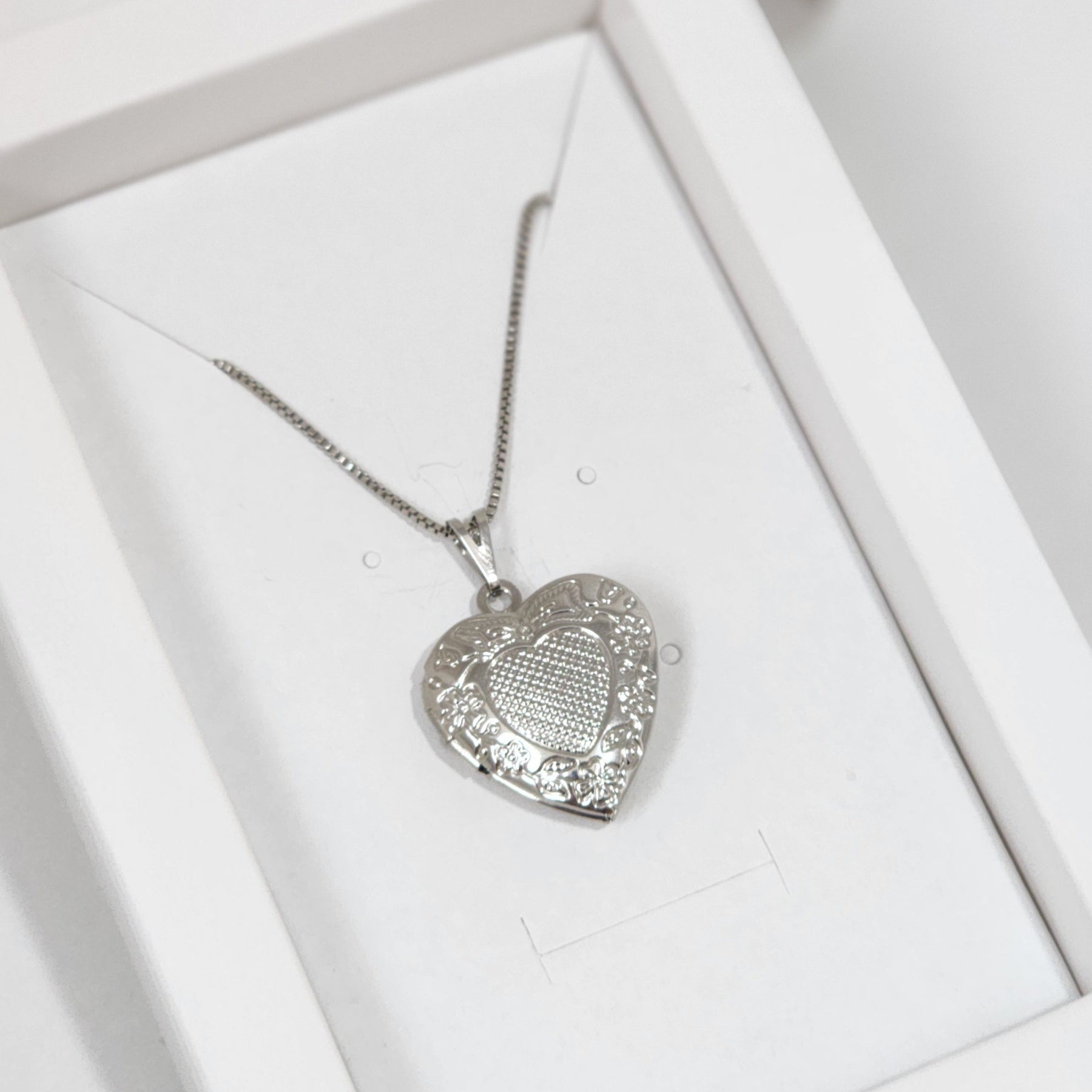 Colar Relicário Coração Personalizado - Banho de Ouro 18k ou Ródio Branco