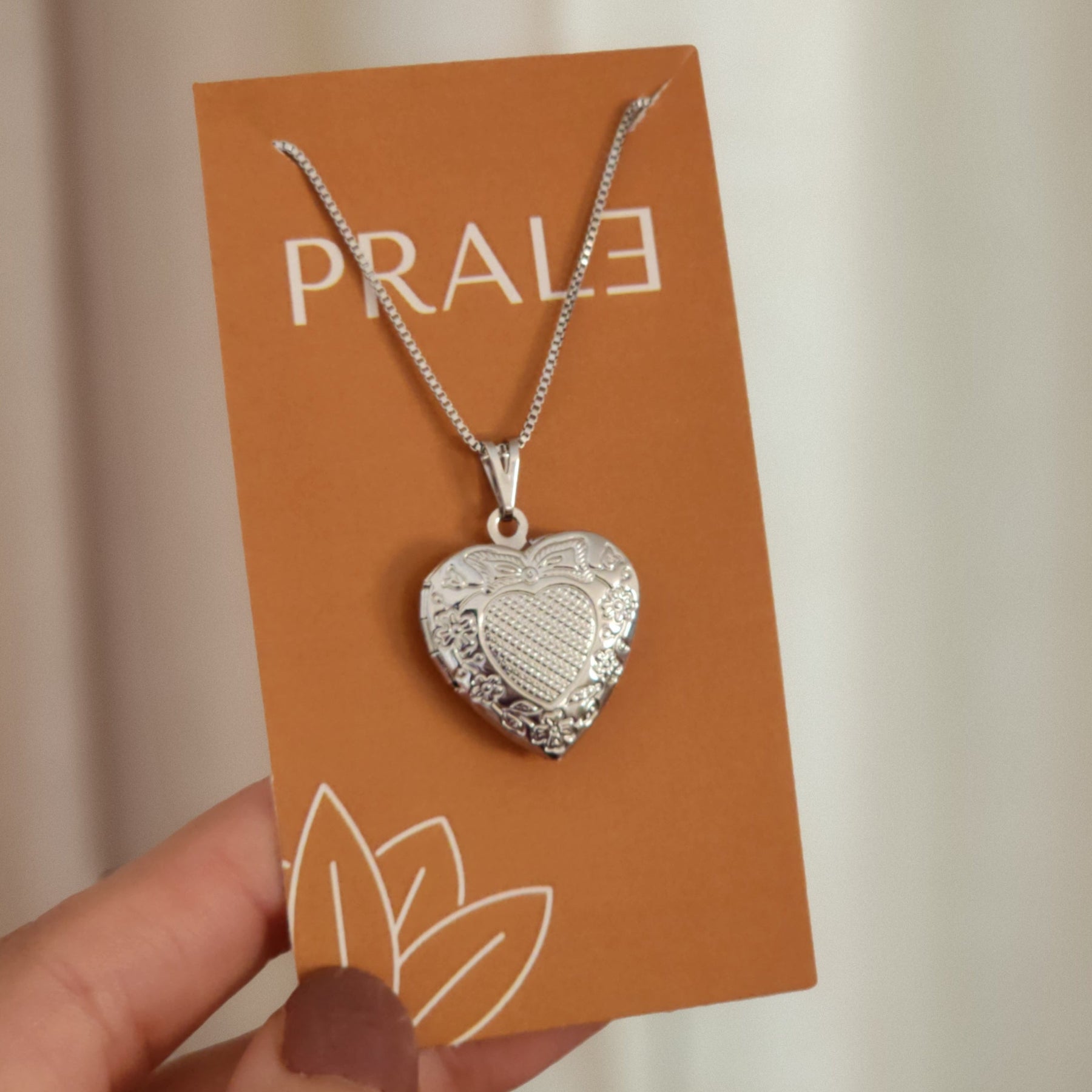 Colar Relicário Coração Personalizado - Banho de Ouro 18k ou Ródio Branco