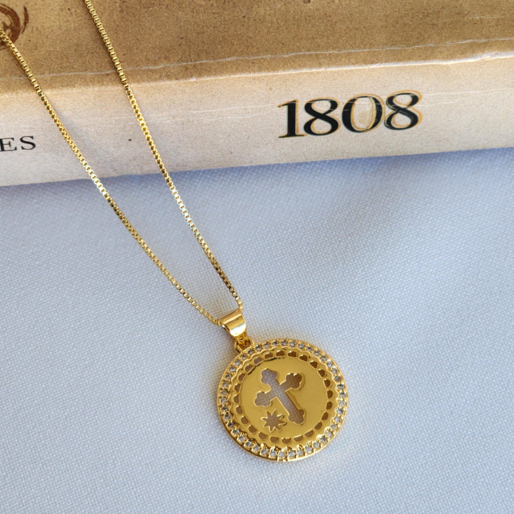 Colar Cruz Cravejado - Banho de Ouro 18k