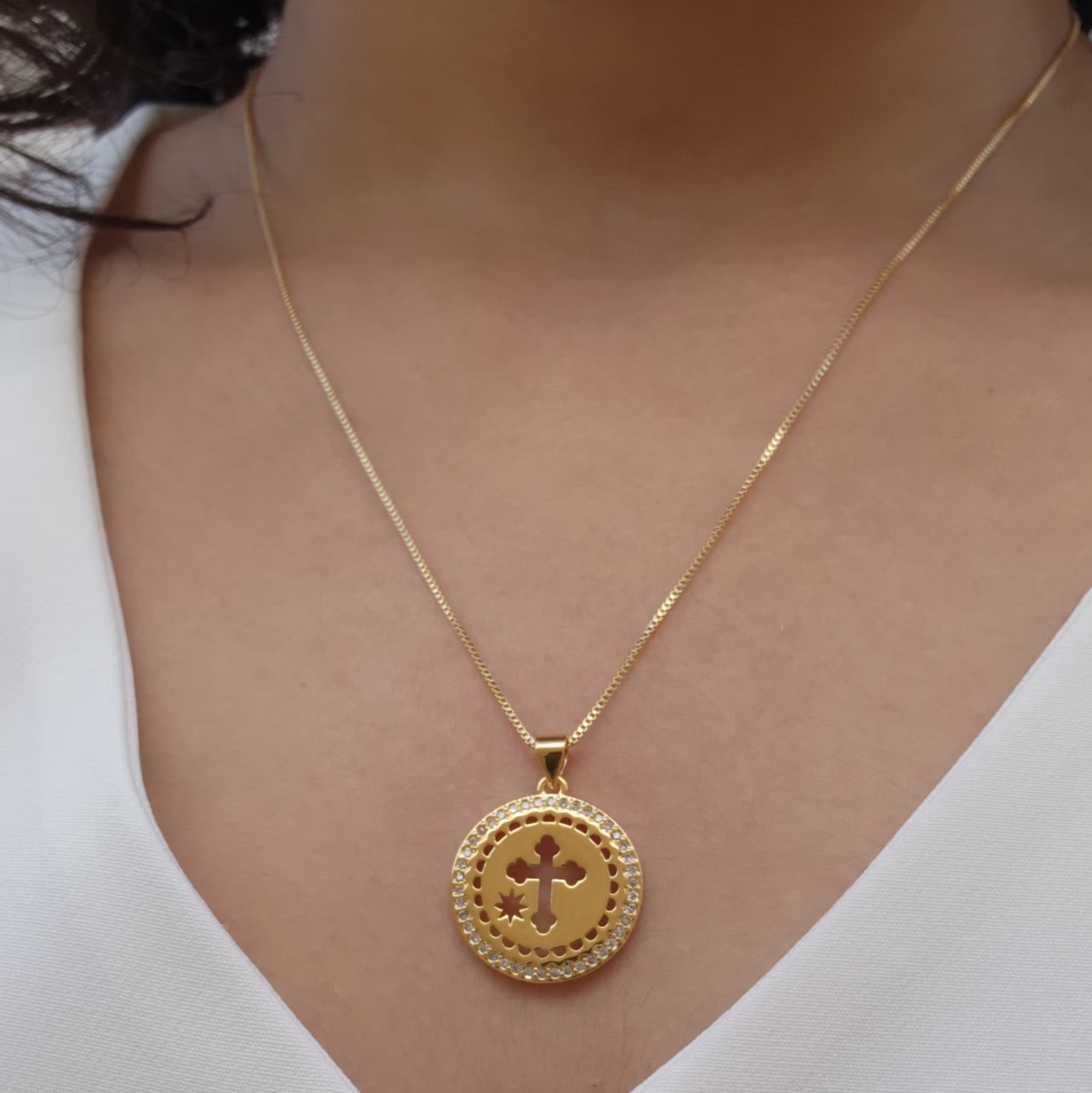 Colar Cruz Cravejado - Banho de Ouro 18k