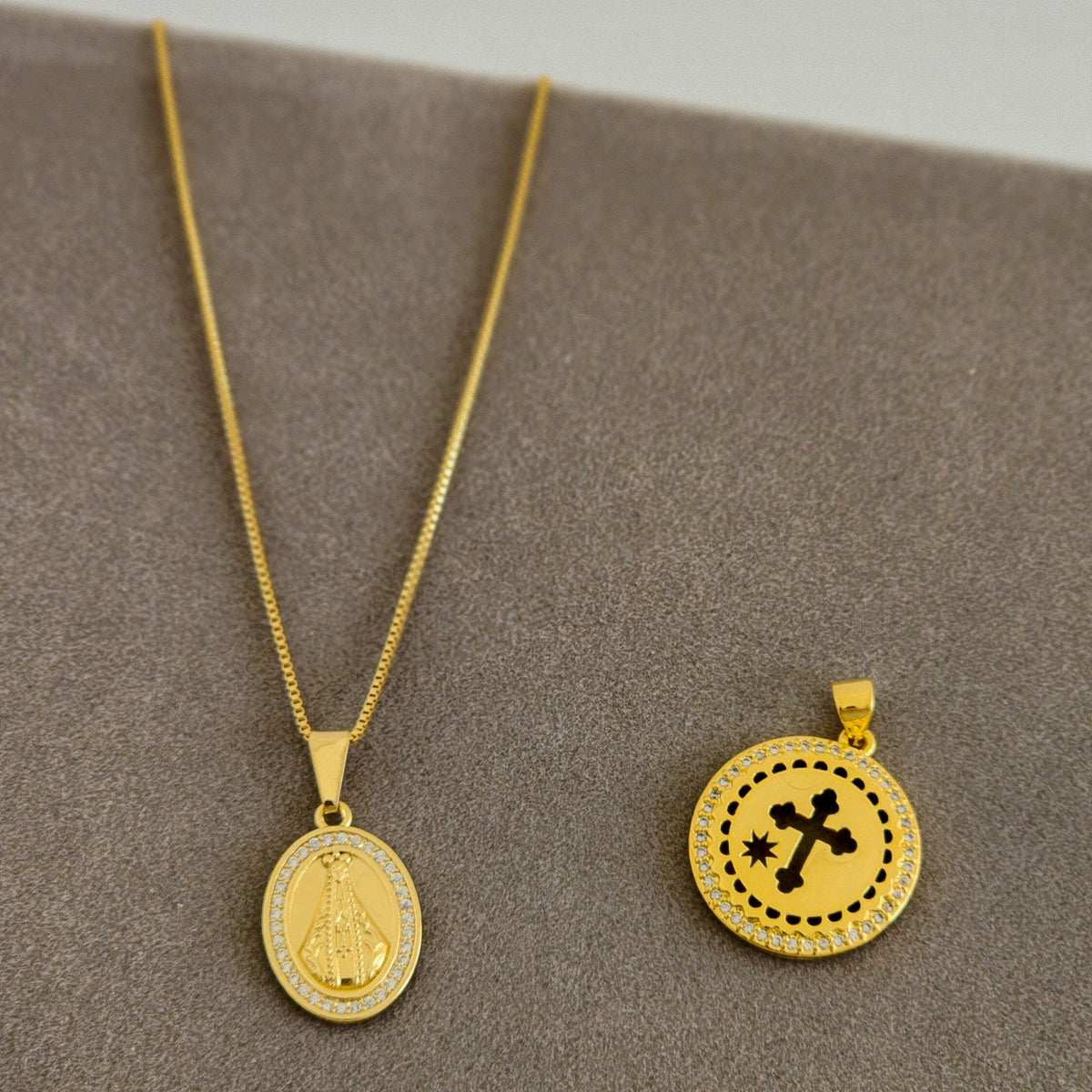 Kit Colar Corrente Veneziana + Pingente Nossa Senhora Cravejado + Pingente Cruz Cravejado - Banho de Ouro 18k