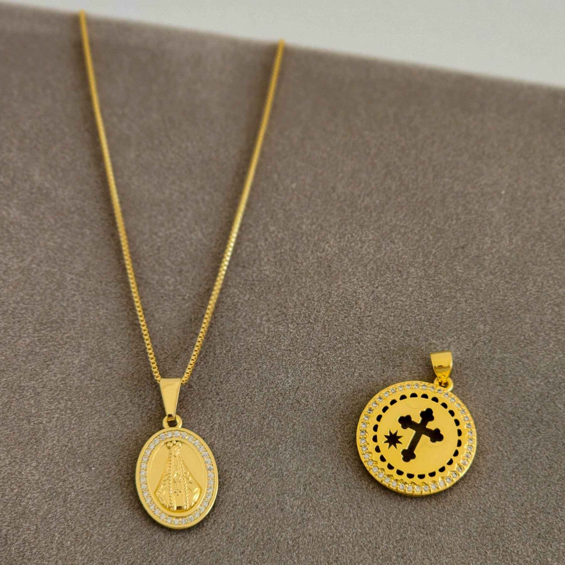 Kit Colar Corrente Veneziana + Pingente Nossa Senhora Cravejado + Pingente Cruz Cravejado - Banho de Ouro 18k