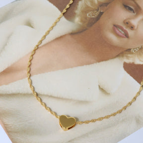 Choker Fita Torcida com Pingente de Coração - Banho de Ouro 18k