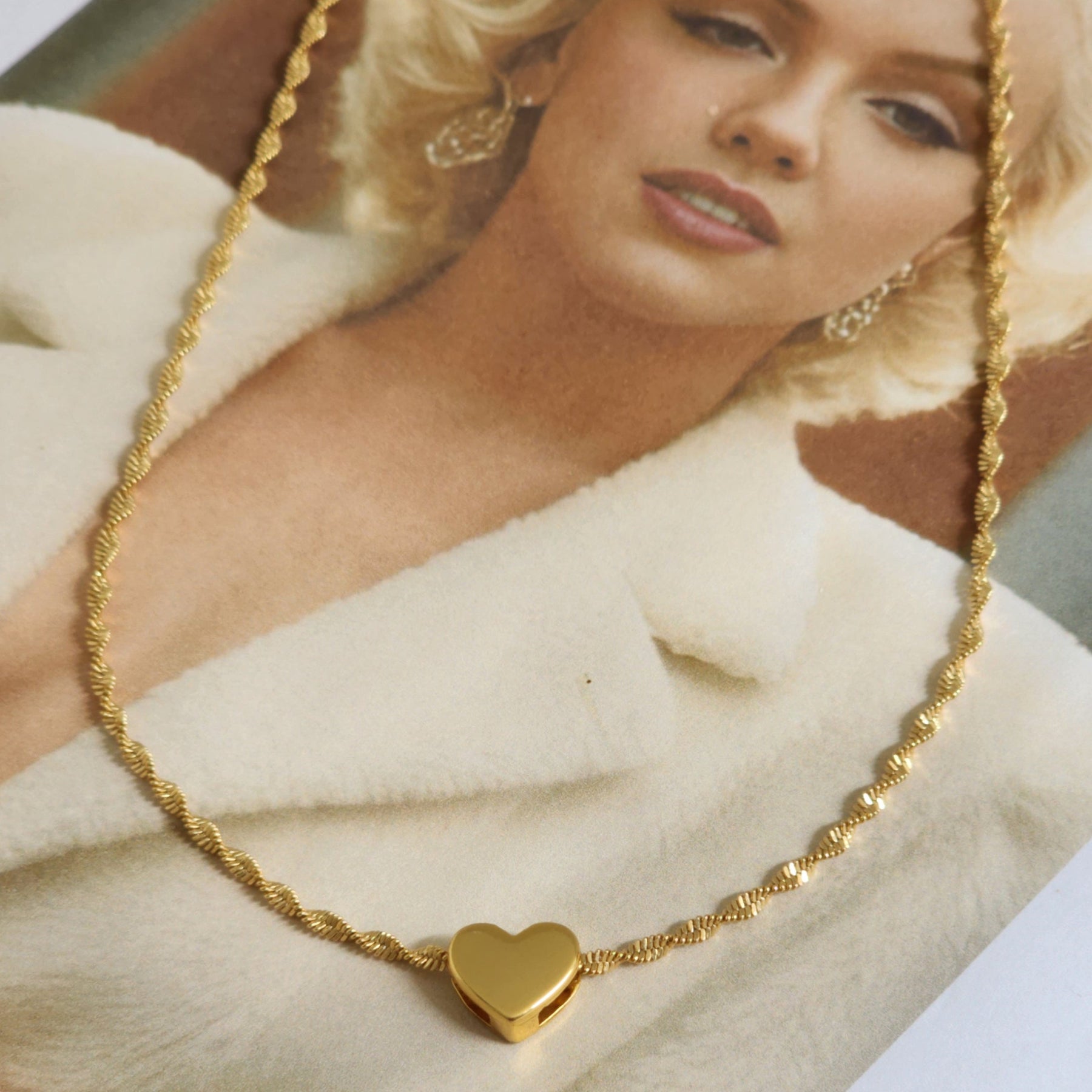 Choker Fita Torcida com Pingente de Coração - Banho de Ouro 18k