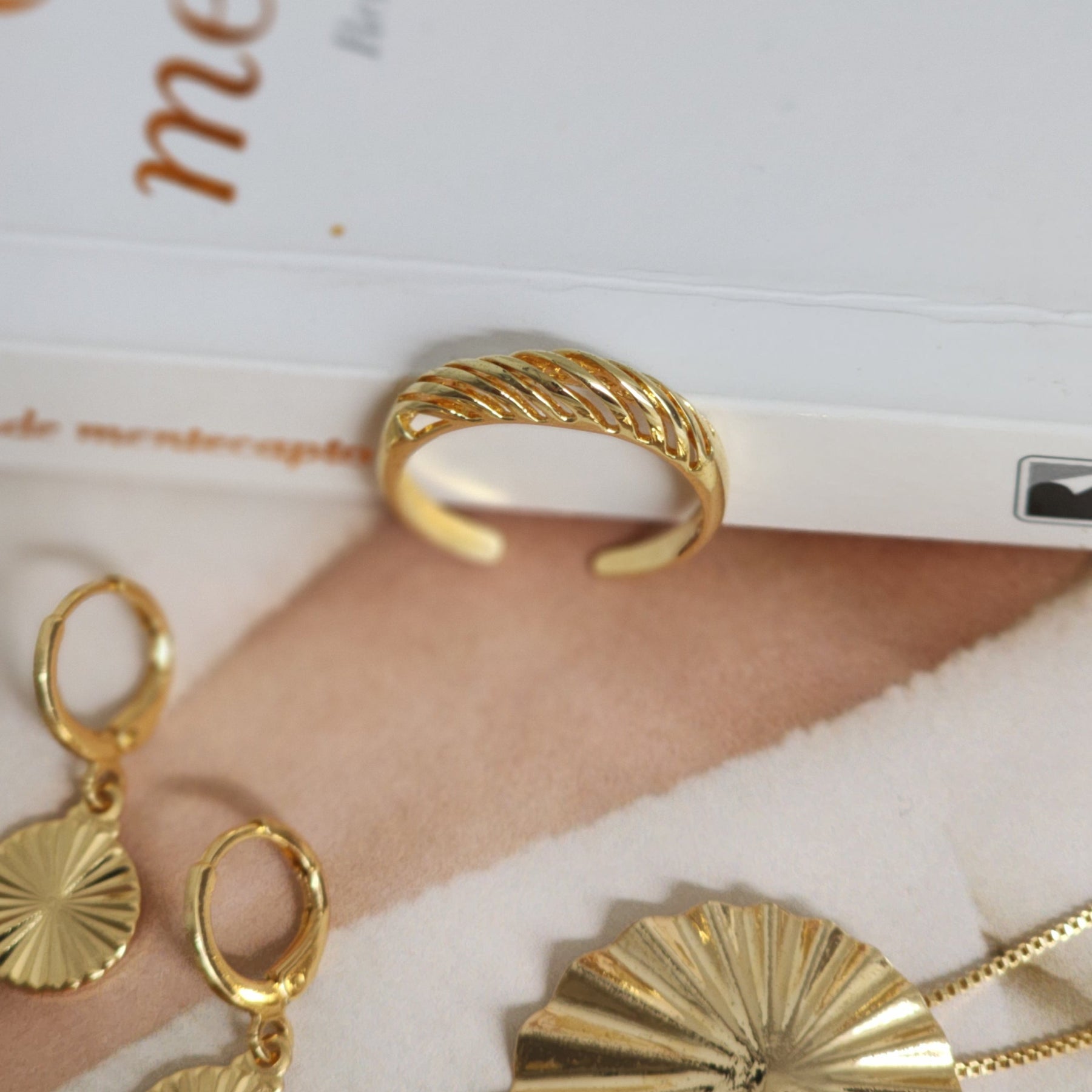 Kit Colar Orgânico + Brinco Argola Medalha Texturizada + Anel Croissant Regulável - Banho de Ouro 18k