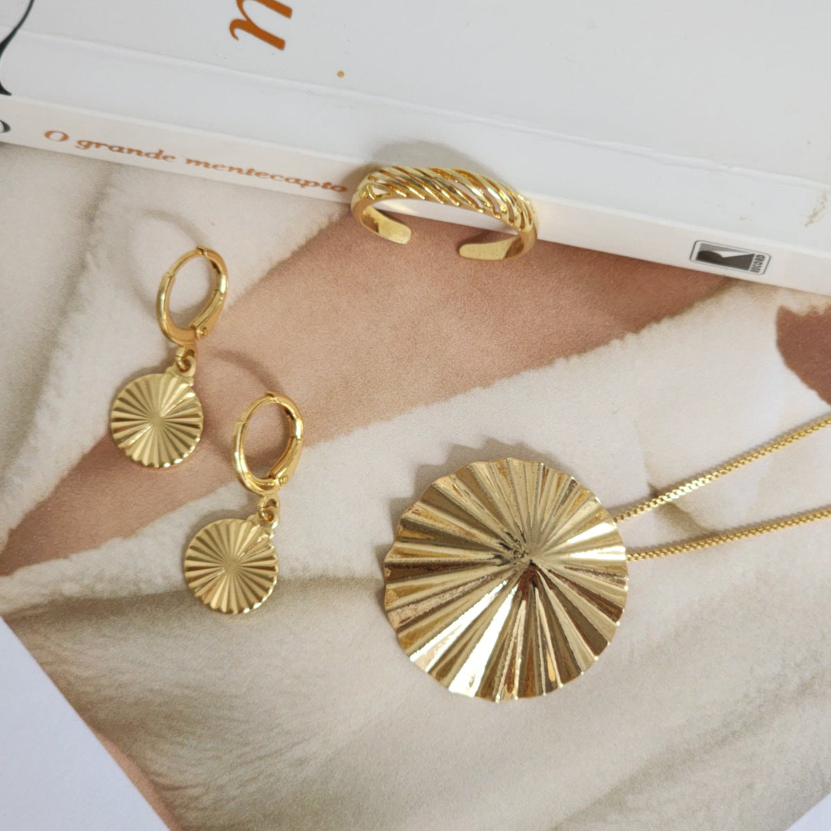 Kit Colar Orgânico + Brinco Argola Medalha Texturizada + Anel Croissant Regulável - Banho de Ouro 18k