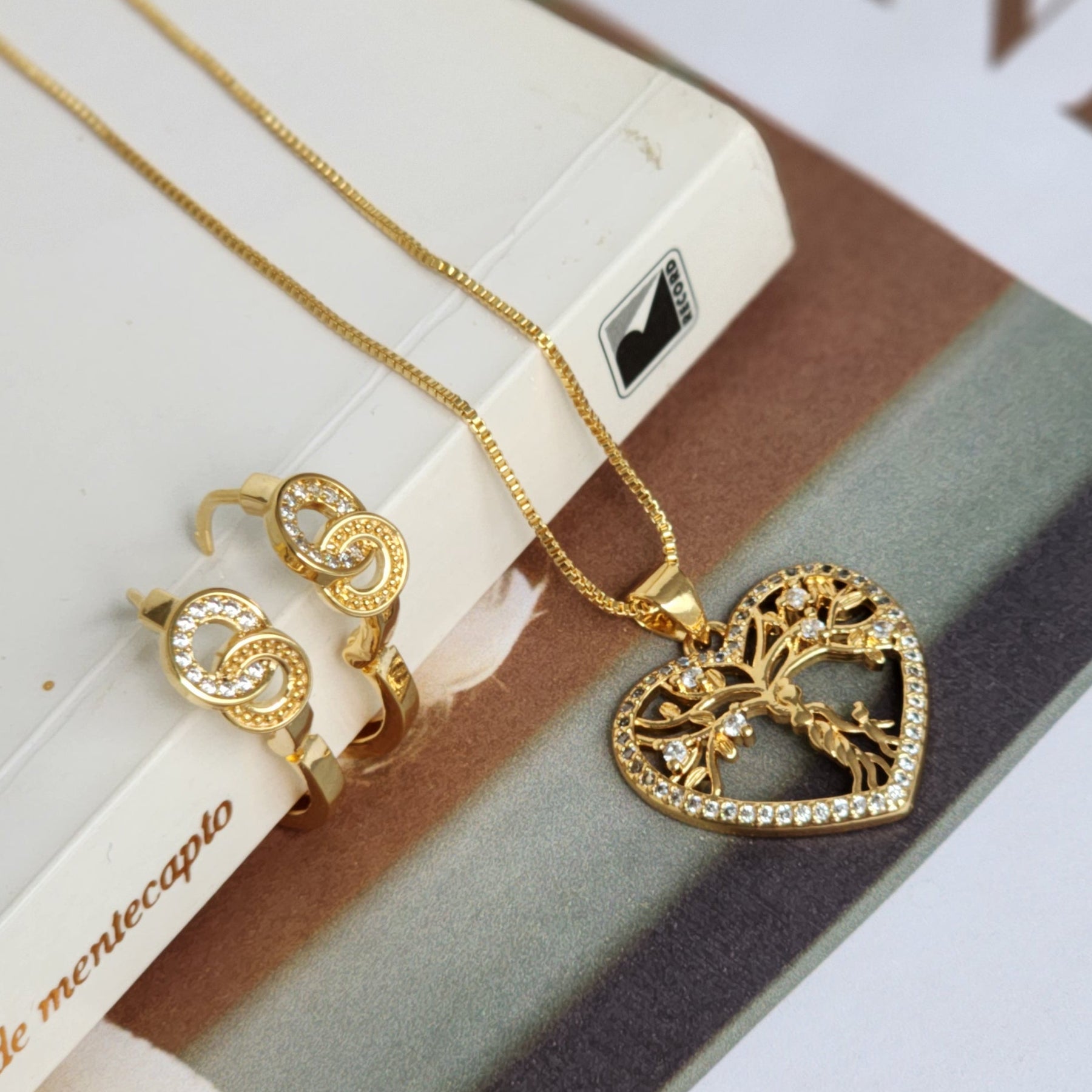 Kit Conjunto Colar Árvore da Vida Coração Cravejado + Brinco Argola Cravejado — Banho de Ouro 18k
