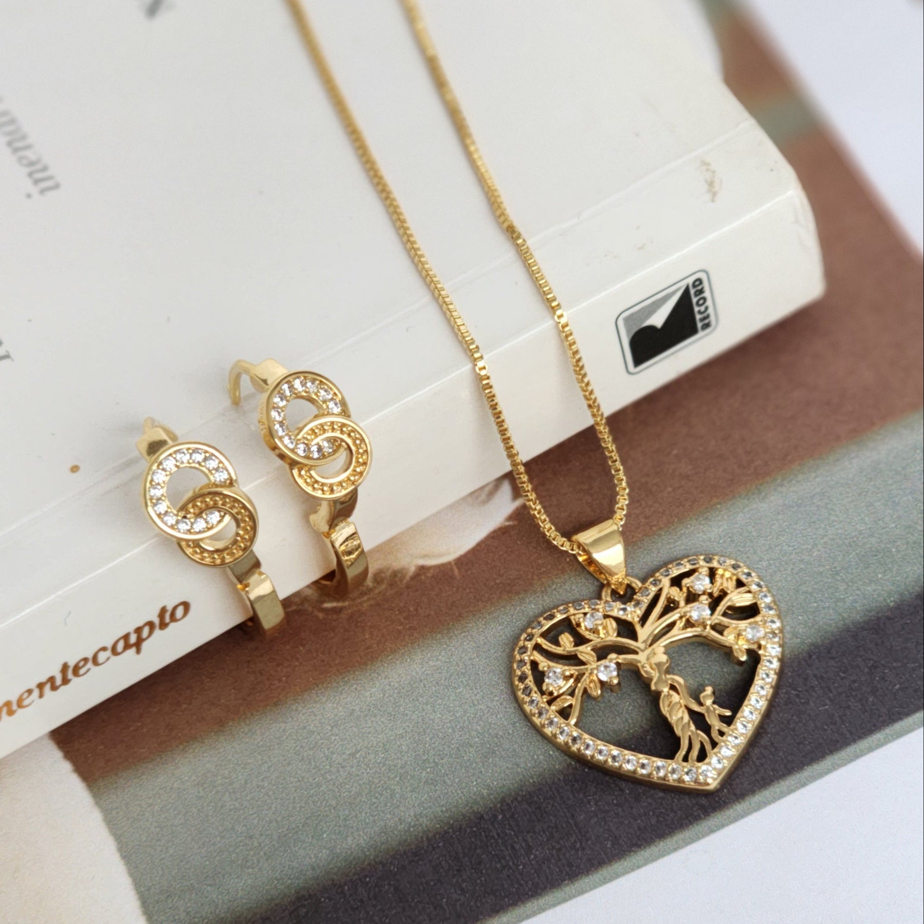 Kit Conjunto Colar Árvore da Vida Coração Cravejado + Brinco Argola Cravejado — Banho de Ouro 18k