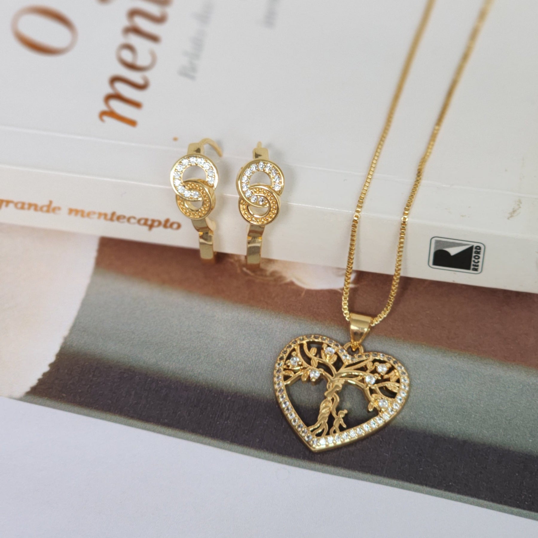 Kit Conjunto Colar Árvore da Vida Coração Cravejado + Brinco Argola Cravejado — Banho de Ouro 18k
