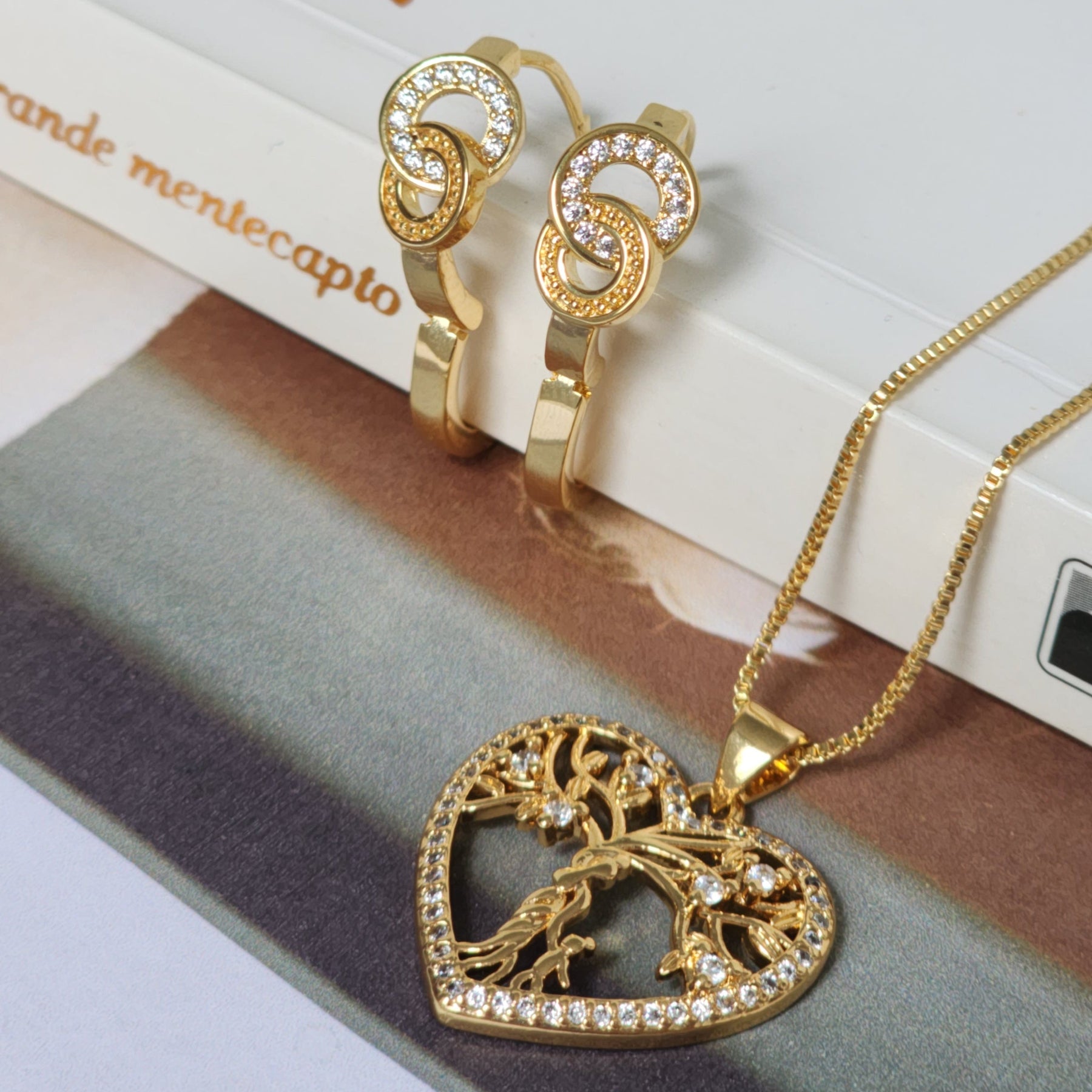 Kit Conjunto Colar Árvore da Vida Coração Cravejado + Brinco Argola Cravejado — Banho de Ouro 18k
