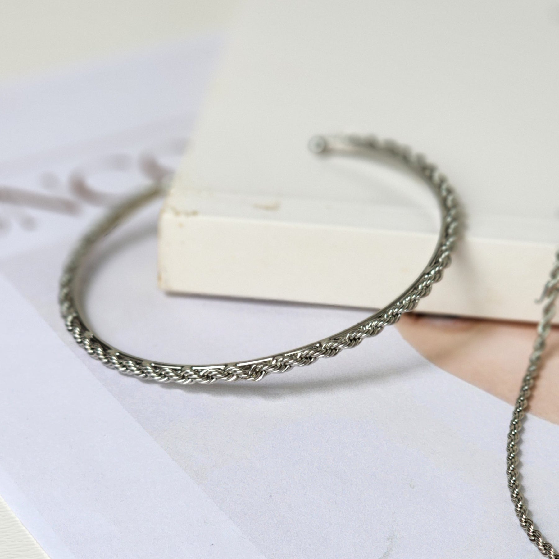 Kit Colar Gravatinha Cordão Baiano + Bracelete Cordão Baiano - Banho de Ródio Branco