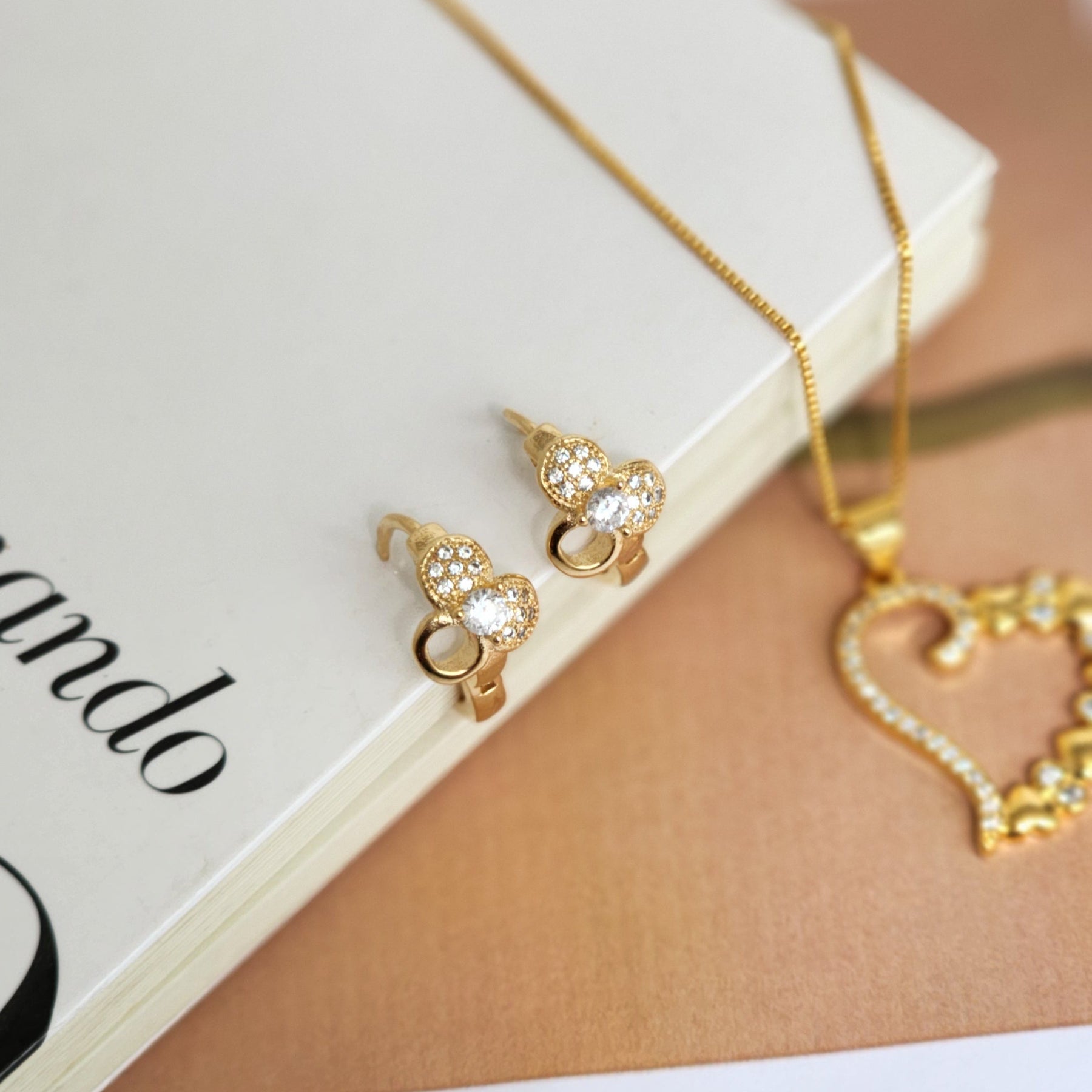 Kit Colar Coração Cravejado Detalhado + Brinco Argola Cravejada - Banho de Ouro 18k