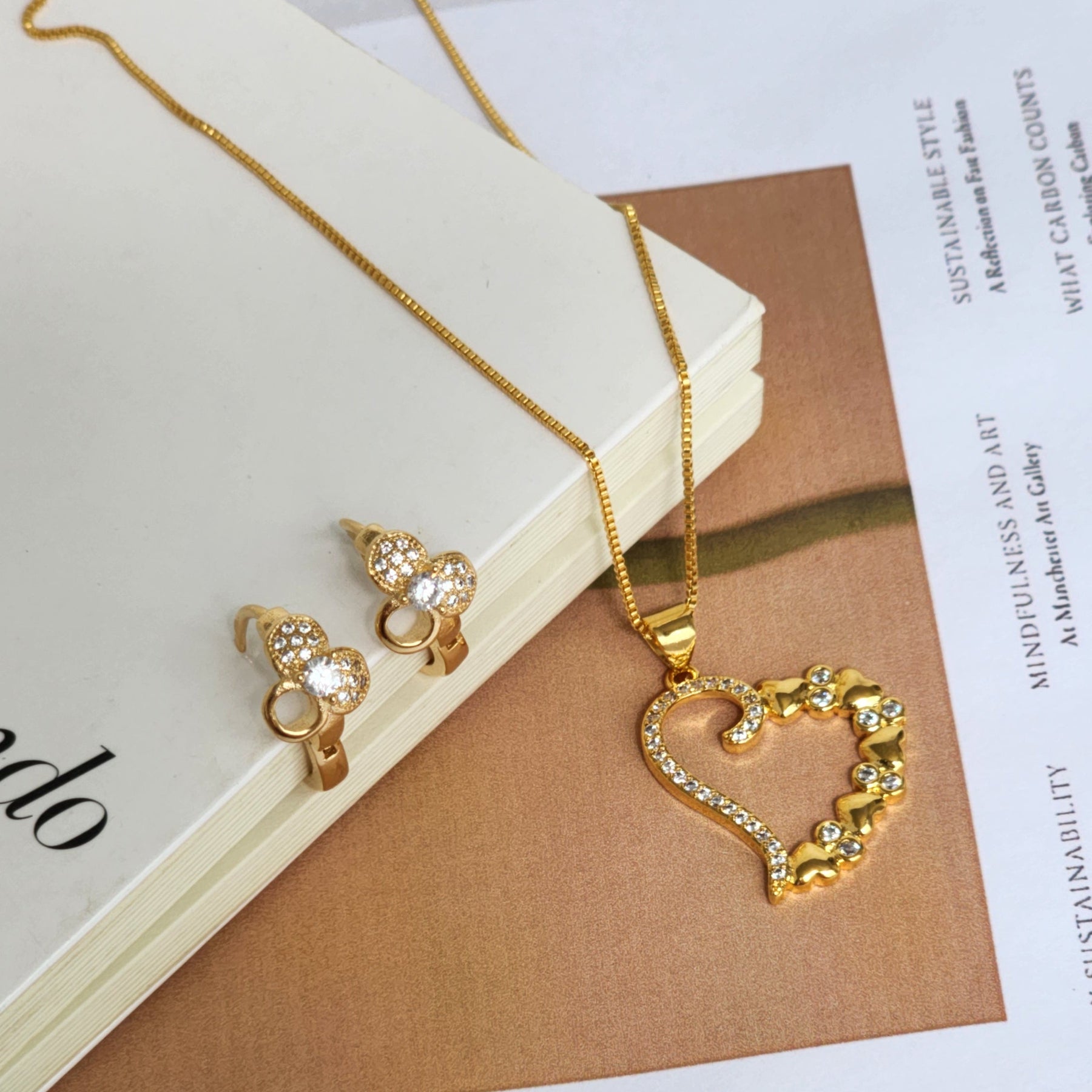 Kit Colar Coração Cravejado Detalhado + Brinco Argola Cravejada - Banho de Ouro 18k