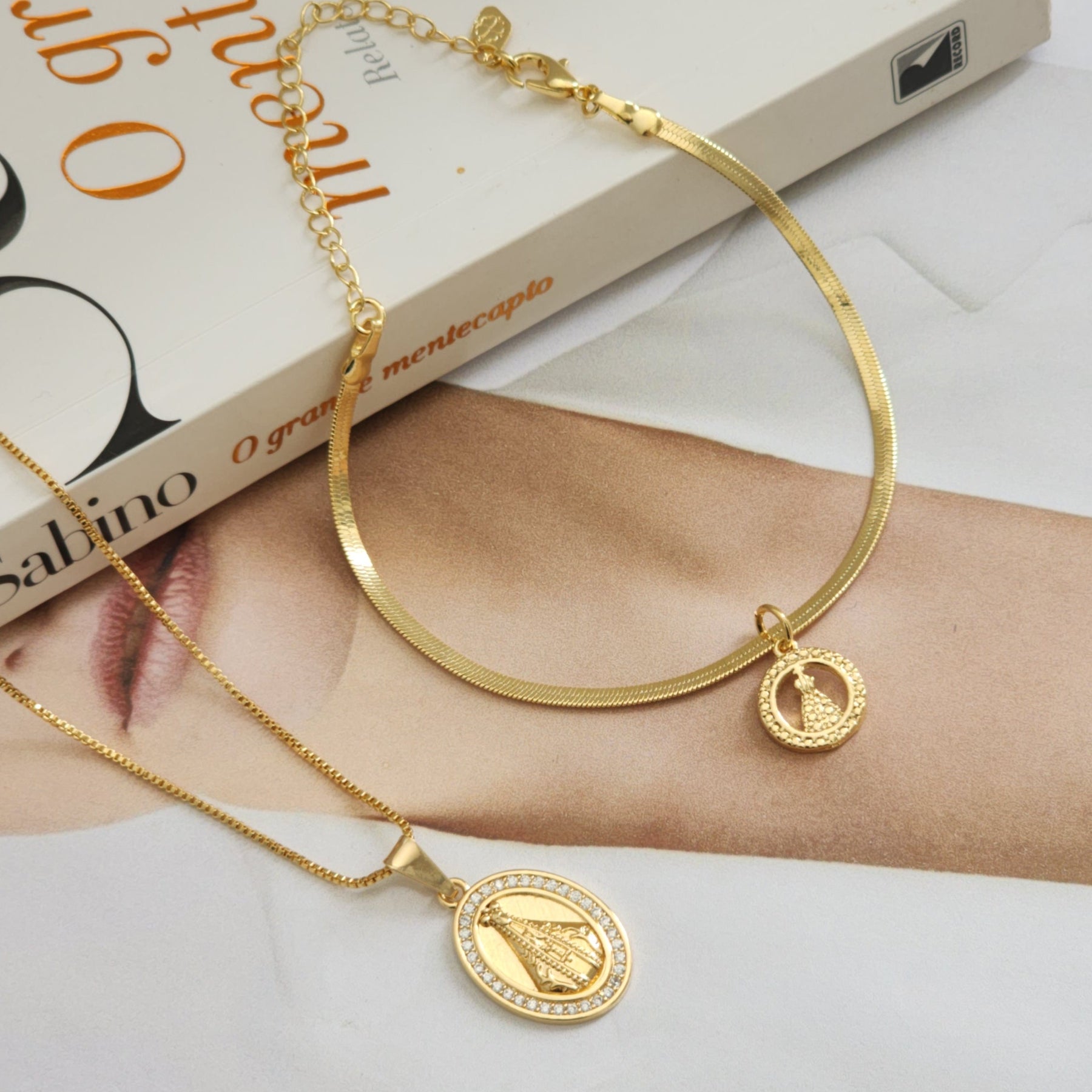 Kit Colar Nossa Senhora Cravejado + Pulseira Nossa Senhora Texturizada - Banho de Ouro 18k