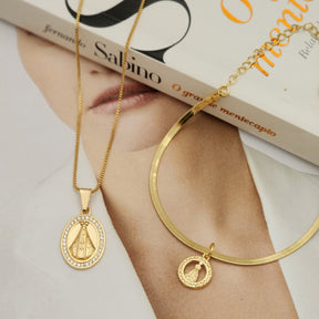 Kit Colar Nossa Senhora Cravejado + Pulseira Nossa Senhora Texturizada - Banho de Ouro 18k