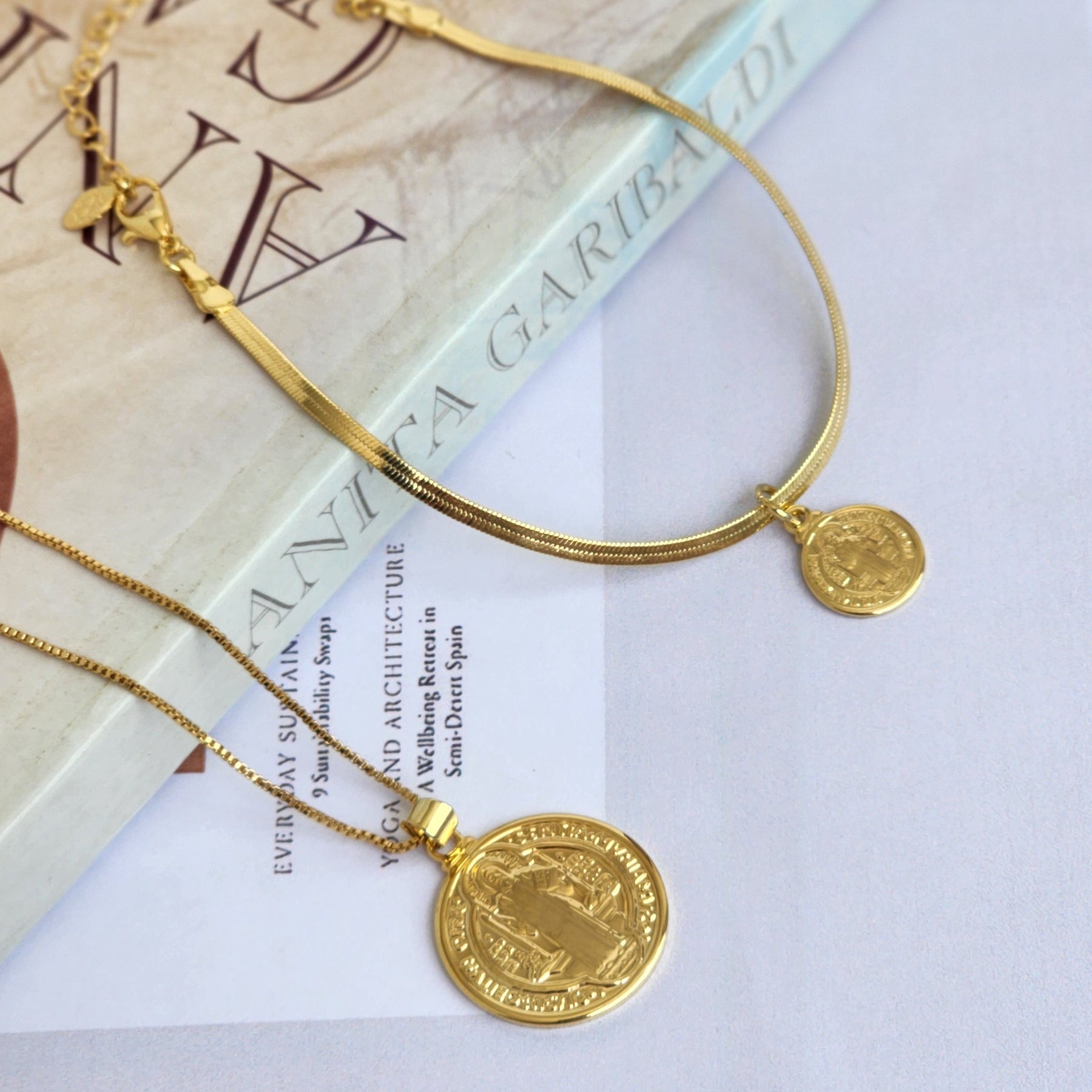 Kit Colar Medalha + Pulseira Fita São Bento - Banho de Ouro 18K
