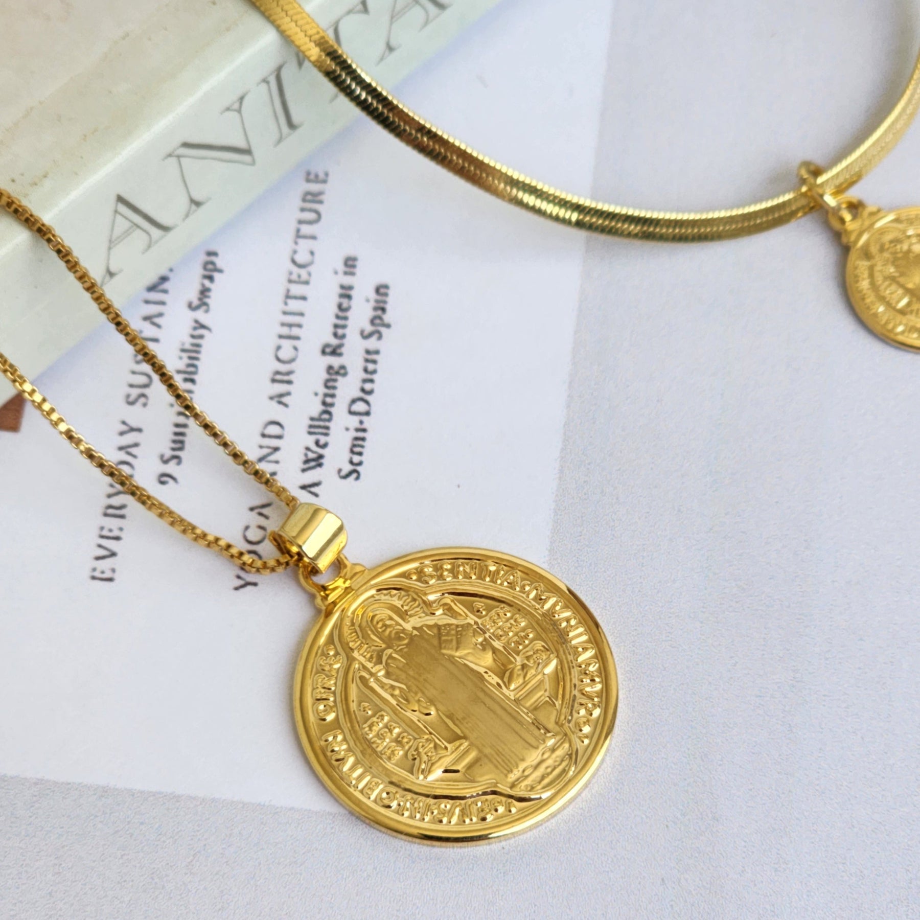 Kit Colar Medalha + Pulseira Fita São Bento - Banho de Ouro 18K