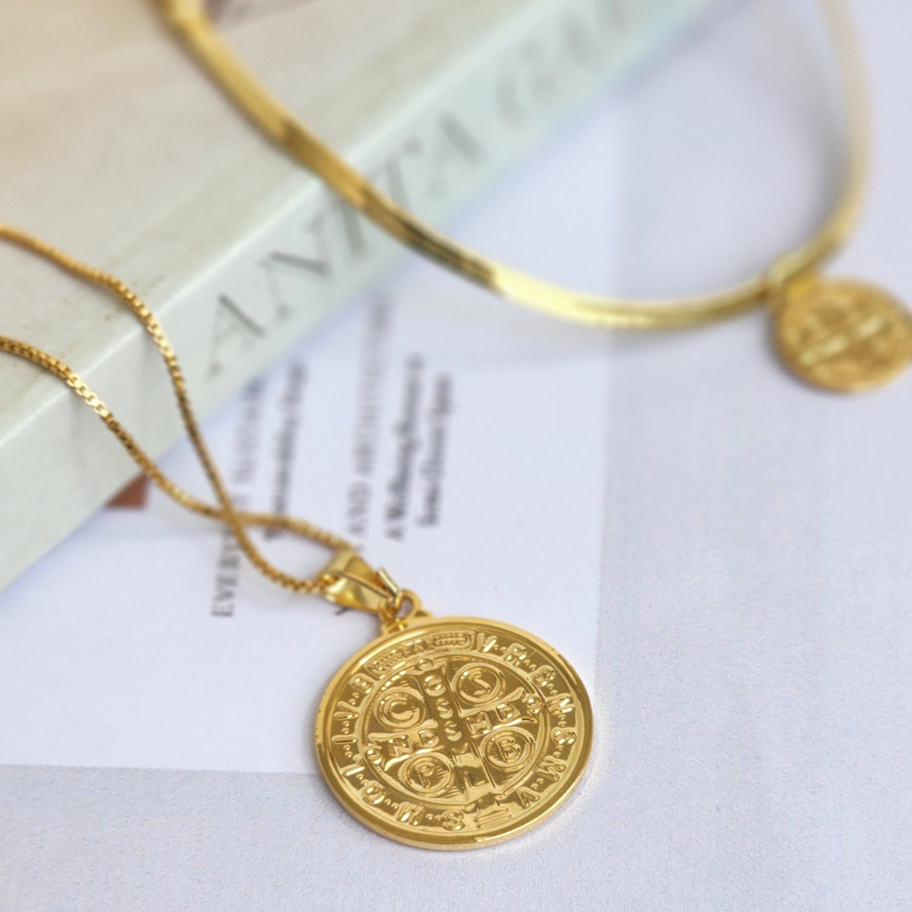 Kit Colar Medalha + Pulseira Fita São Bento - Banho de Ouro 18K