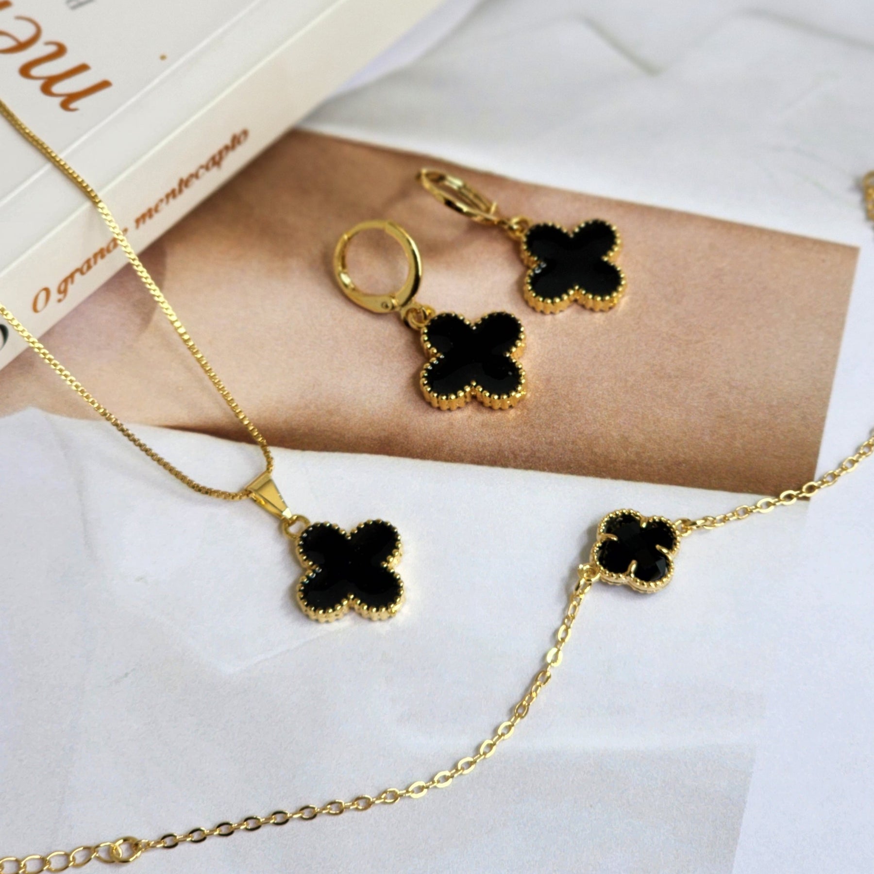 Kit Colar + Brinco Argola + Pulseira Trevo Resinado Preto - Banho de Ouro 18k